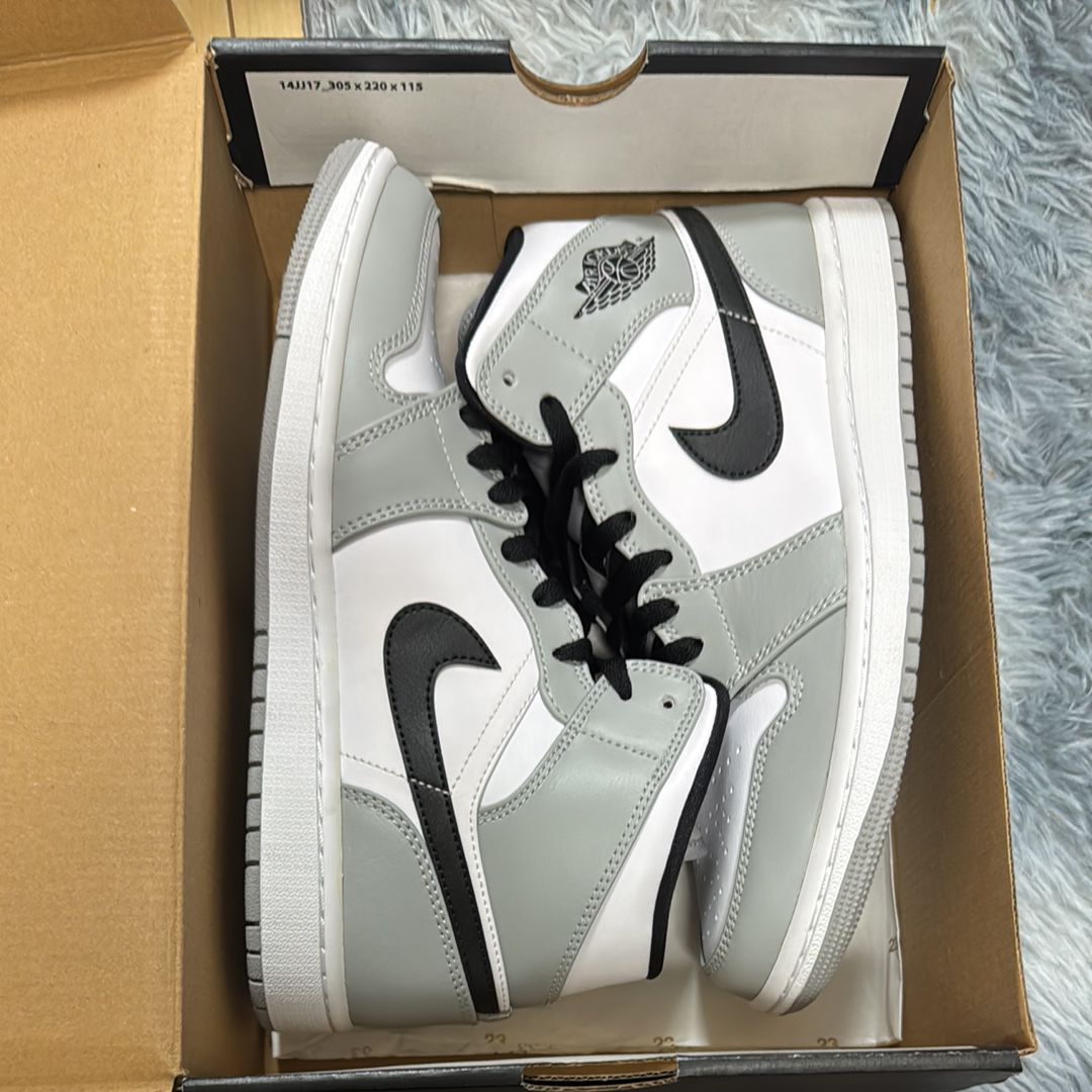 Nike Air Jordan 1 Mid "Light Smoke Grey/White/Black"
