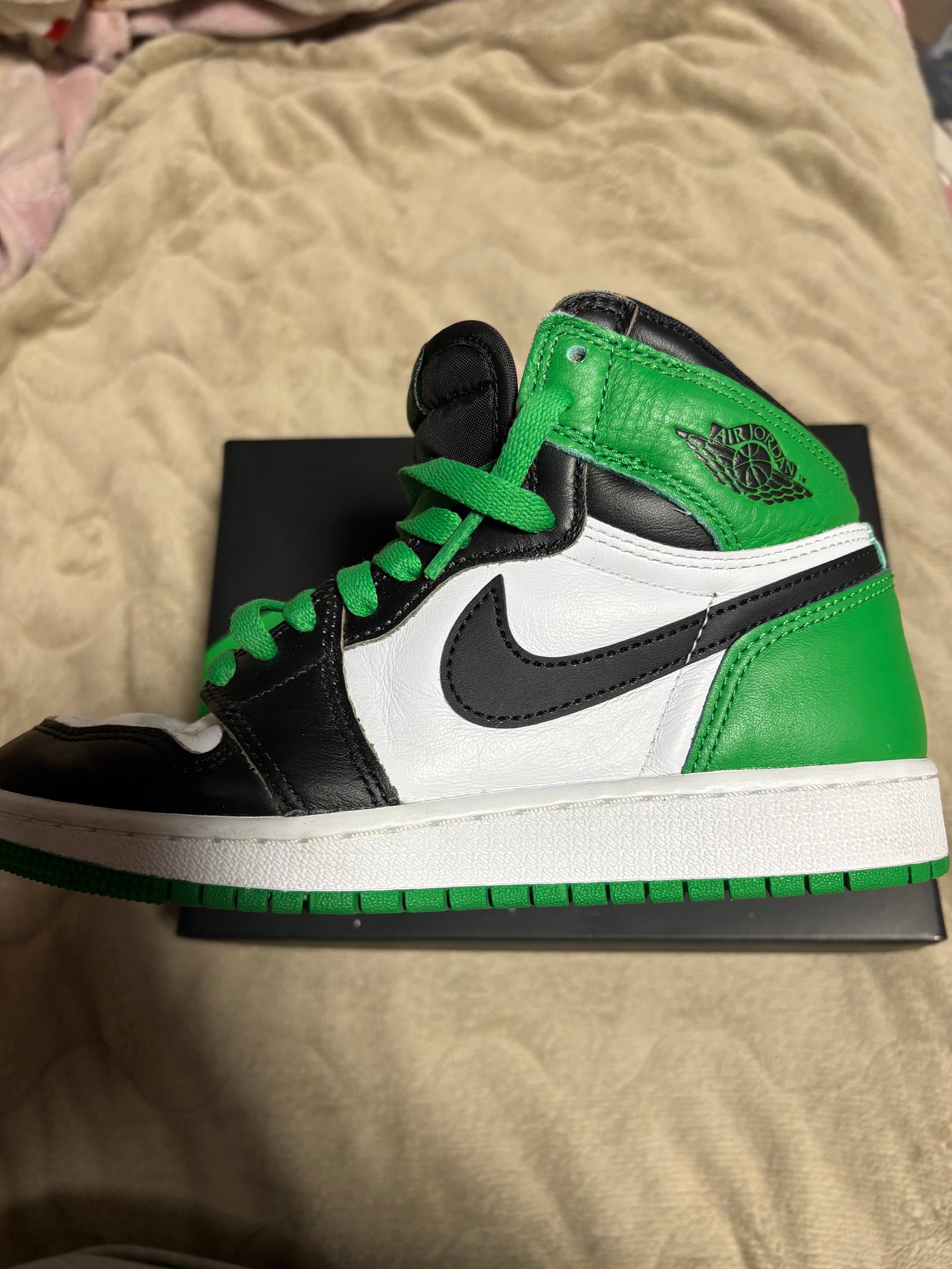 ナイキ GS エアジョーダン1 レトロ ハイ OG "セルティックス/ブラック アンド ラッキーグリーン" (2023)