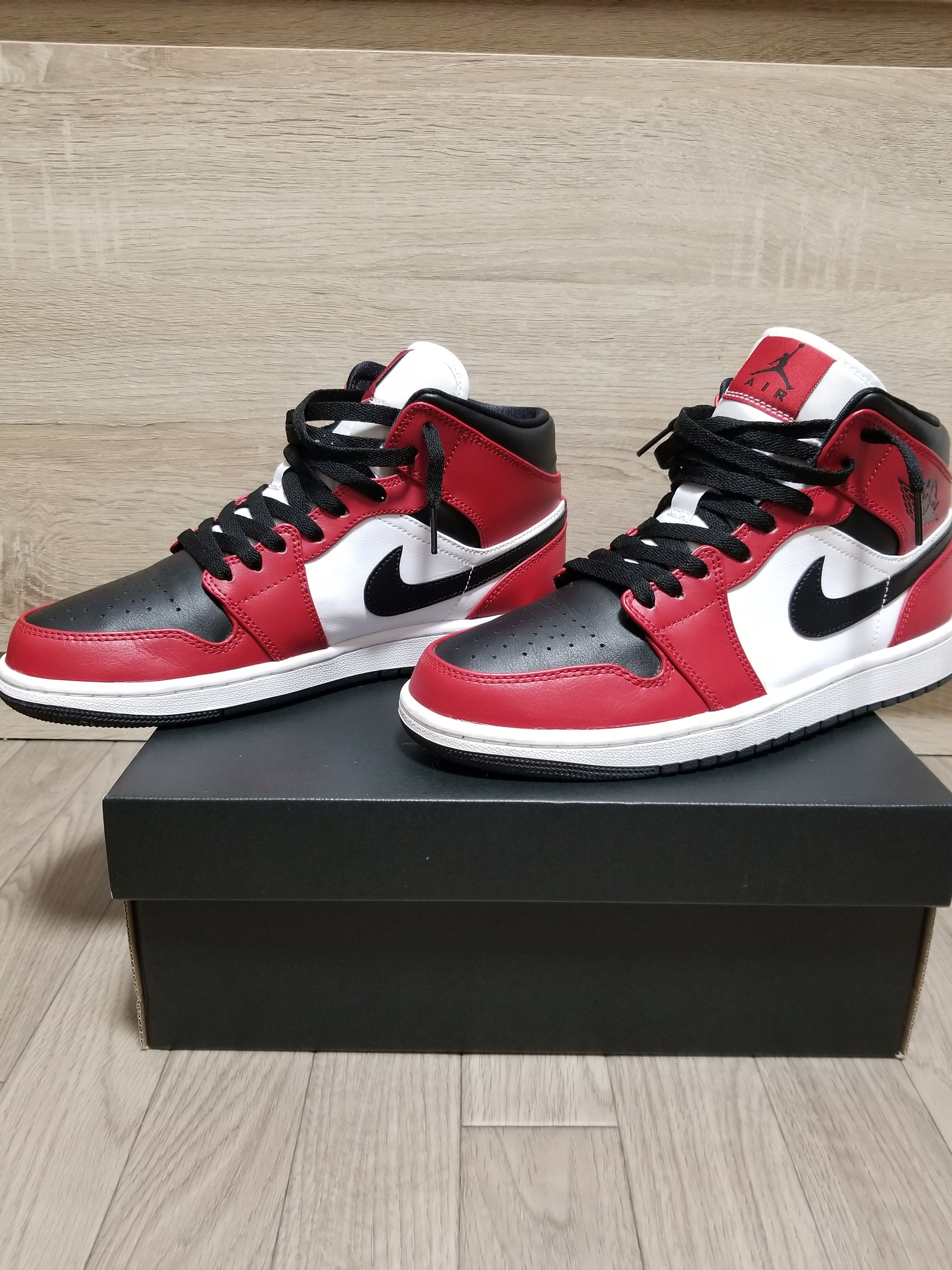 Nike Air Jordan 1 Mid "Chicago Black Toe"