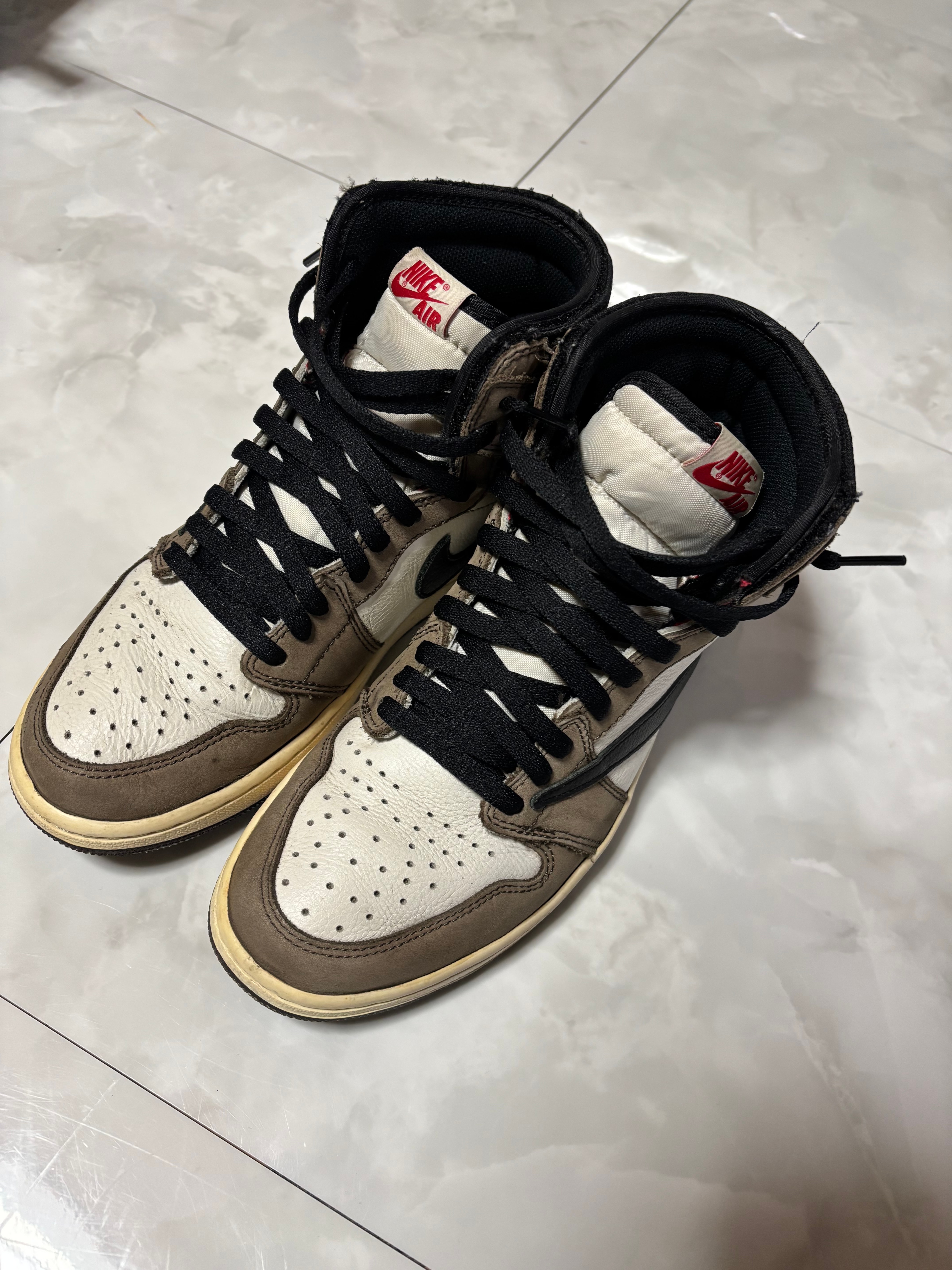 トラヴィススコット × ナイキ エアジョーダン1 レトロ ハイ OG TS SP "セイル/ダークモカ"