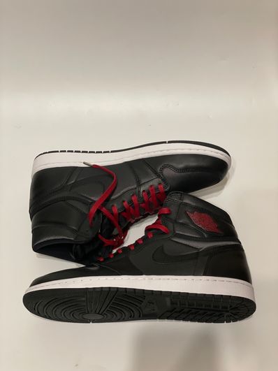 Nike Air Jordan 1 Retro High OG "Black/Metallic Silver/Gym Red"