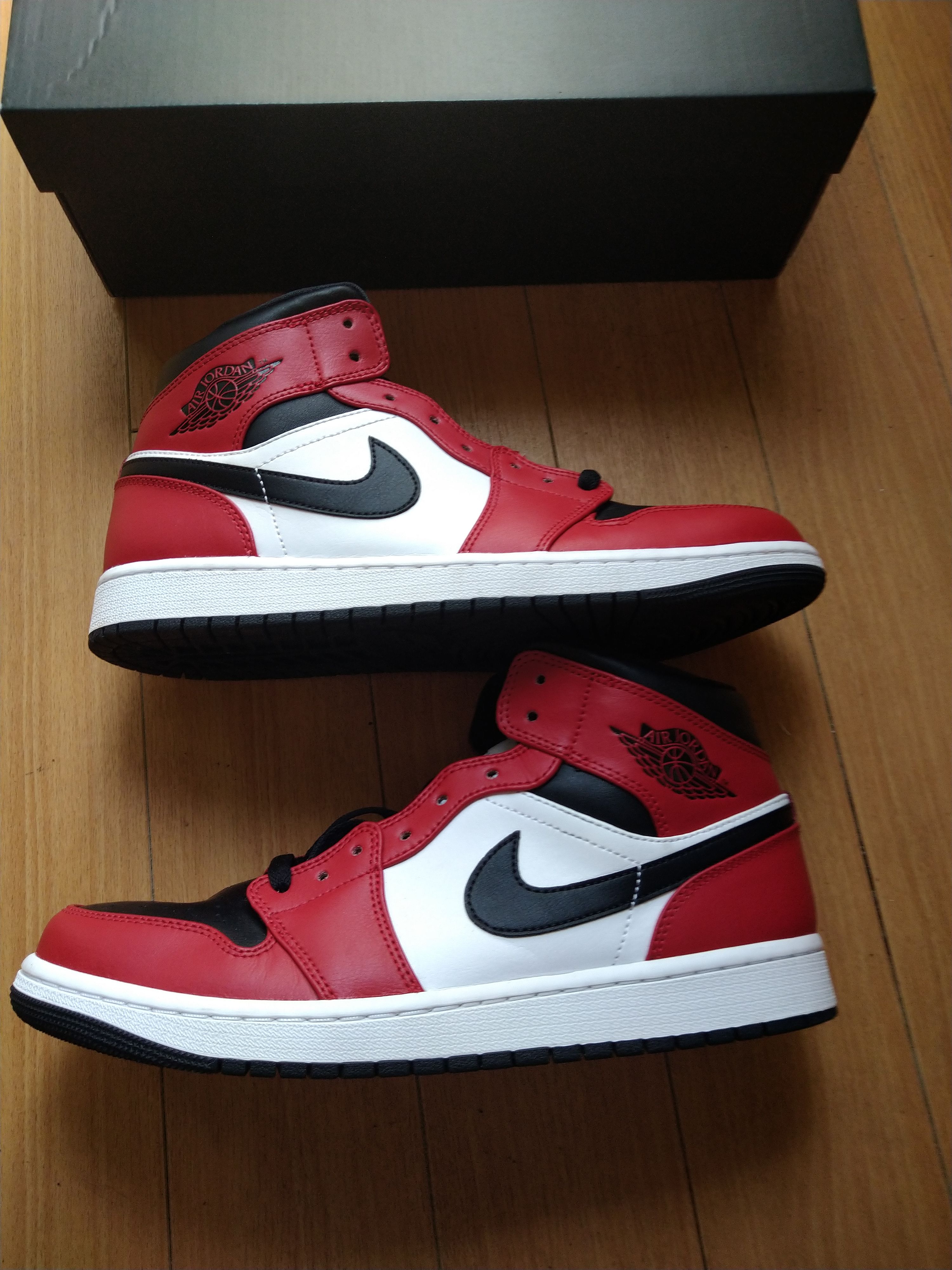 Nike Air Jordan 1 Mid "Chicago Black Toe"