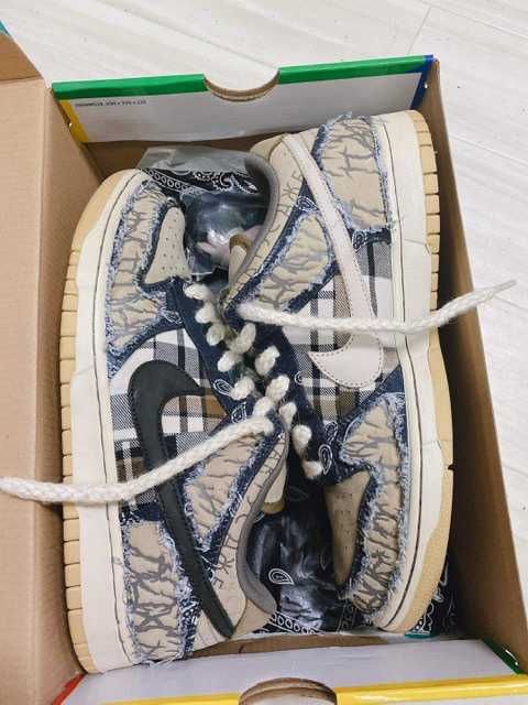 Travis Scott × Nike SB Dunk Low "Black/Parachute Beige"