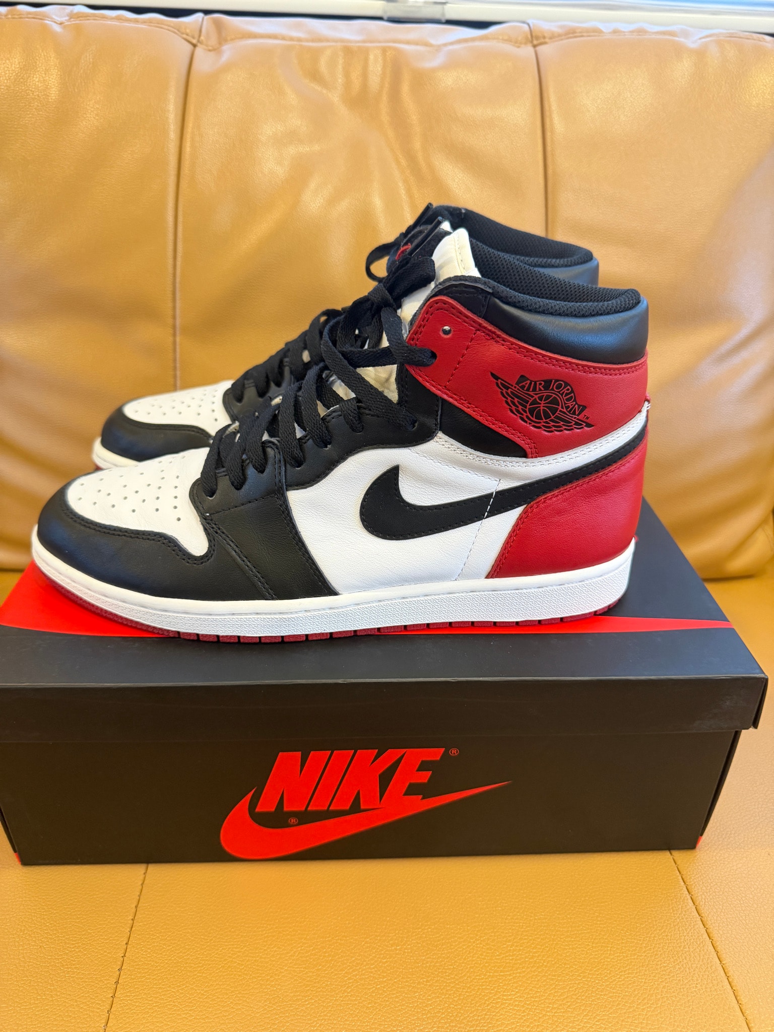 Nike Air Jordan 1 Retro High OG "Black Toe"
