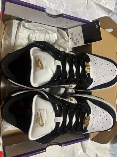 Supreme × Nike SB Dunk Low OG QS Gold Stars "White/Black"