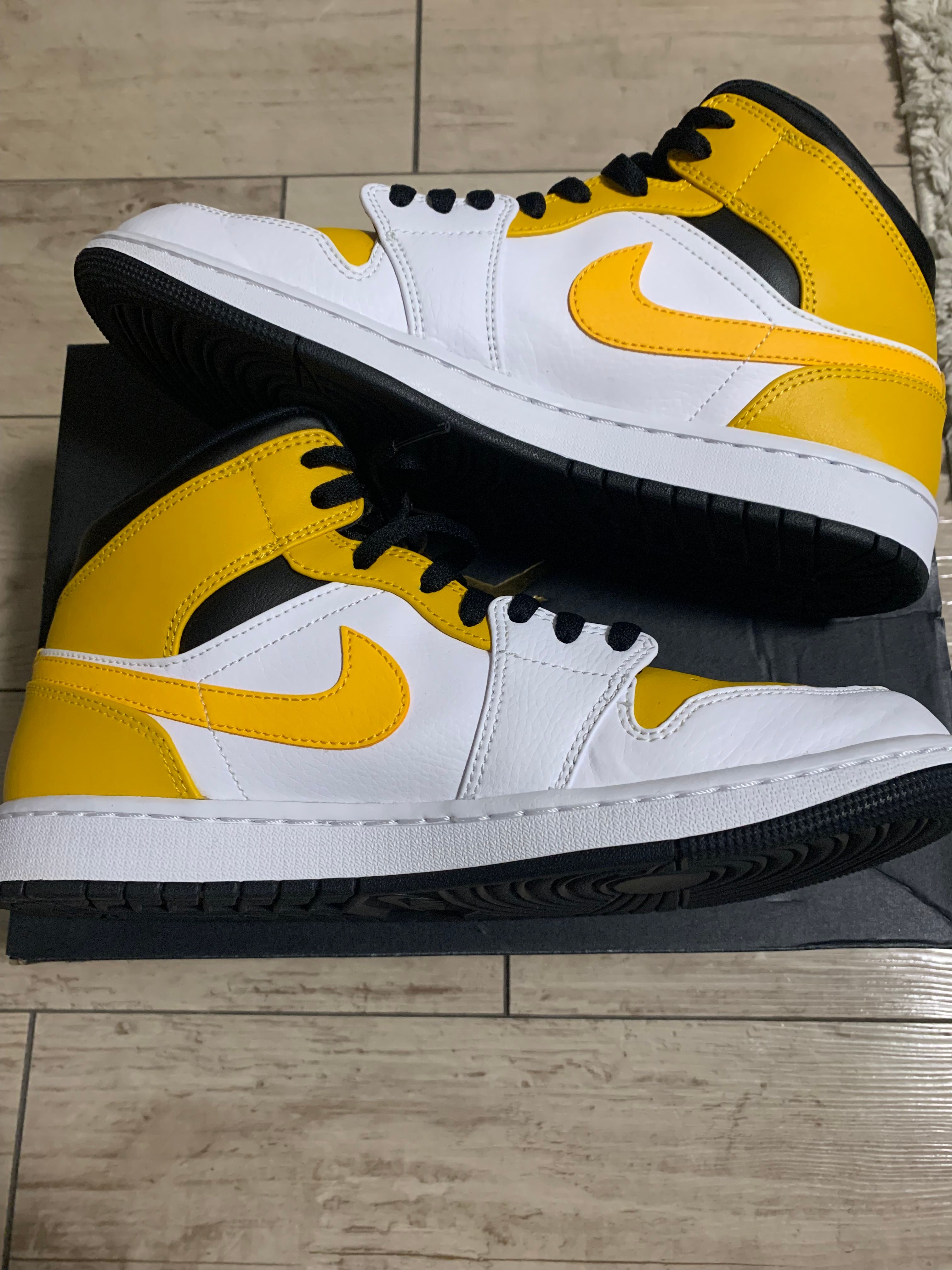 Nike Air Jordan 1 Mid "University Gold"  