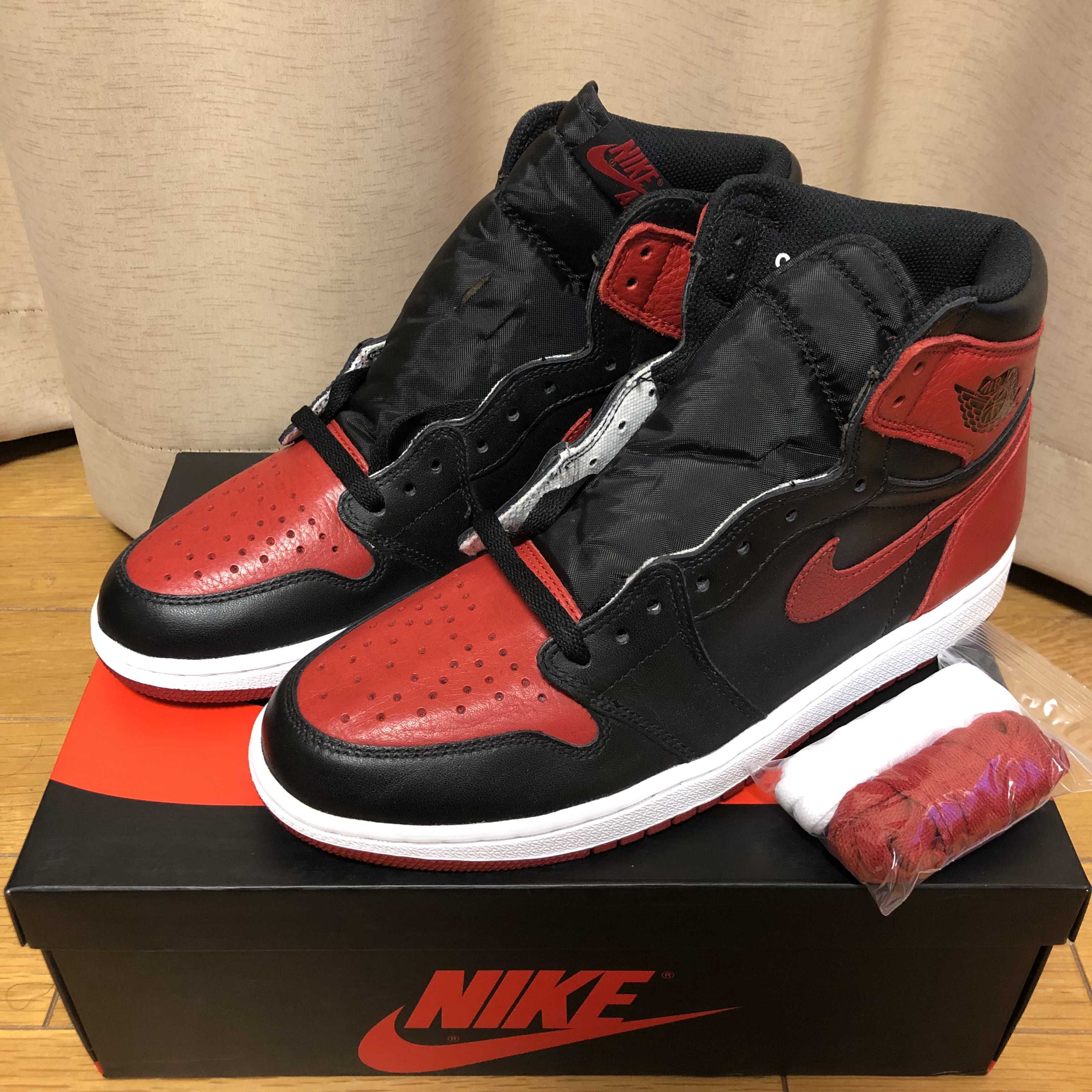 Nike Air Jordan 1 Retro High OG "Bred/Banned" (2016)