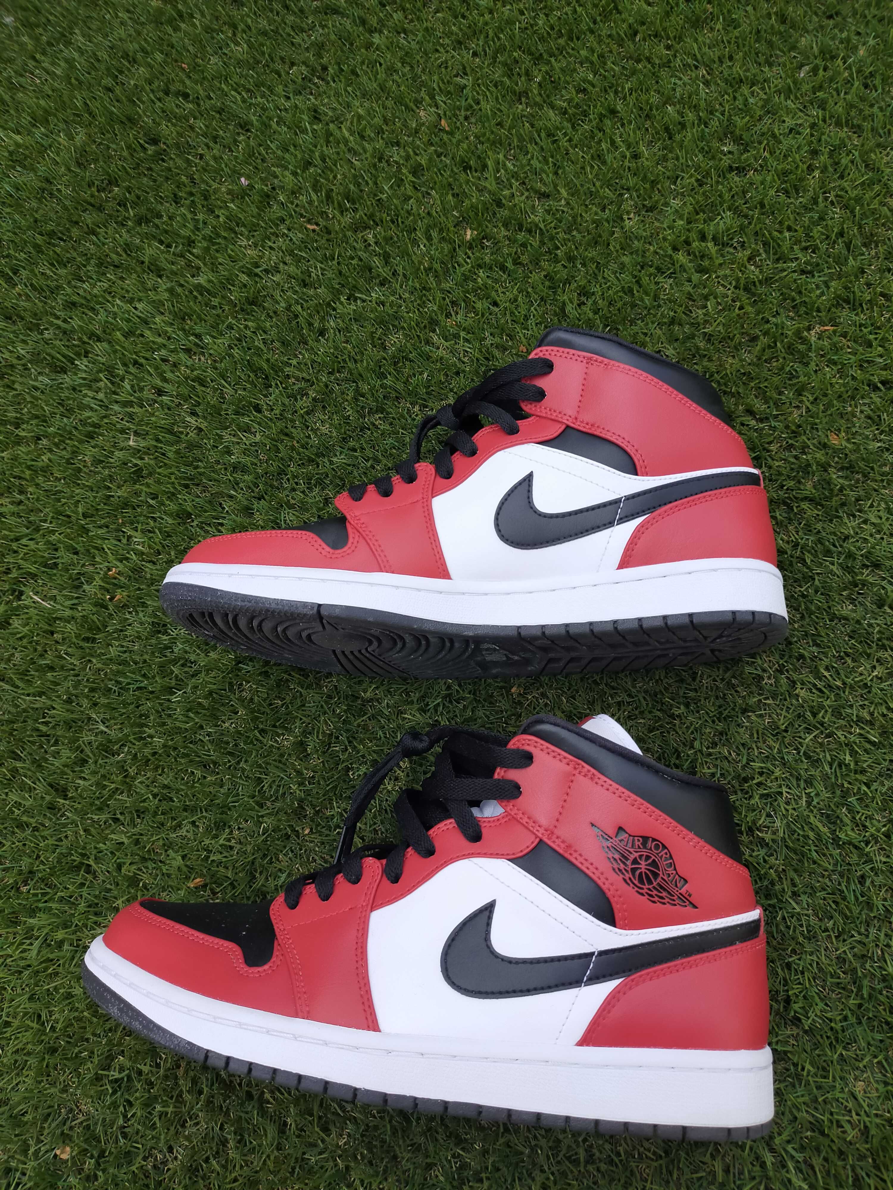 Nike Air Jordan 1 Mid "Chicago Black Toe"
