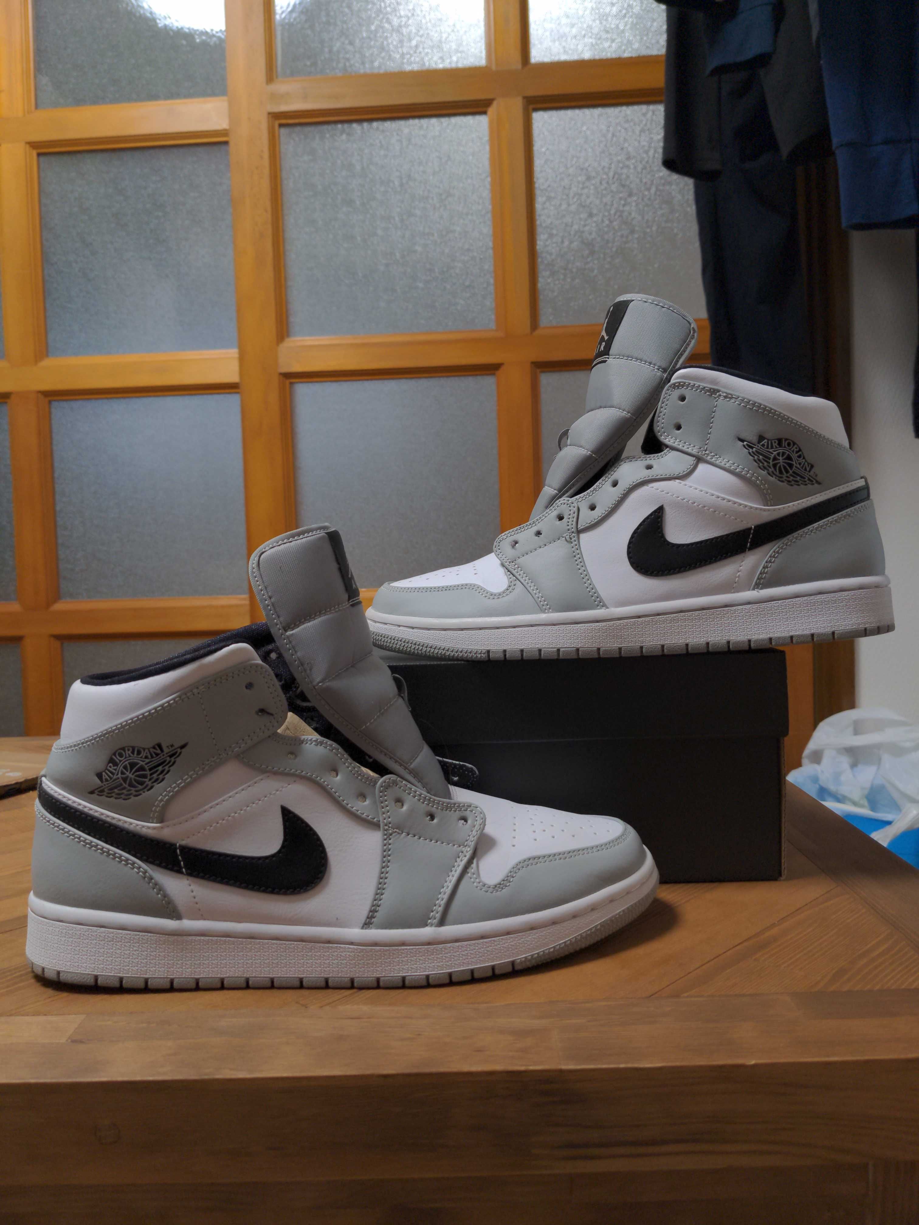 Nike Air Jordan 1 Mid "Light Smoke Grey/White/Black"