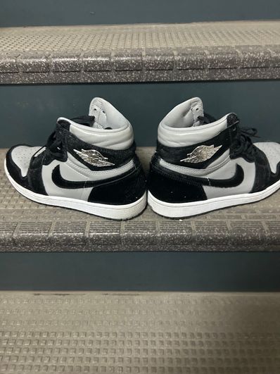 Nike Women's Air Jordan 1 Retro High OG "Medium Grey"