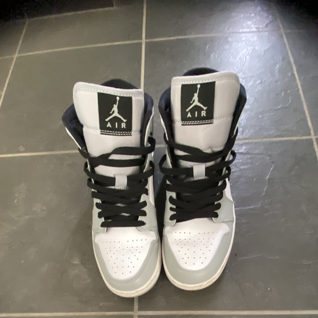 Nike Air Jordan 1 Mid "Light Smoke Grey/White/Black"