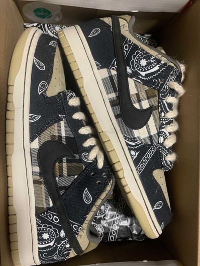 Travis Scott × Nike SB Dunk Low "Black/Parachute Beige"