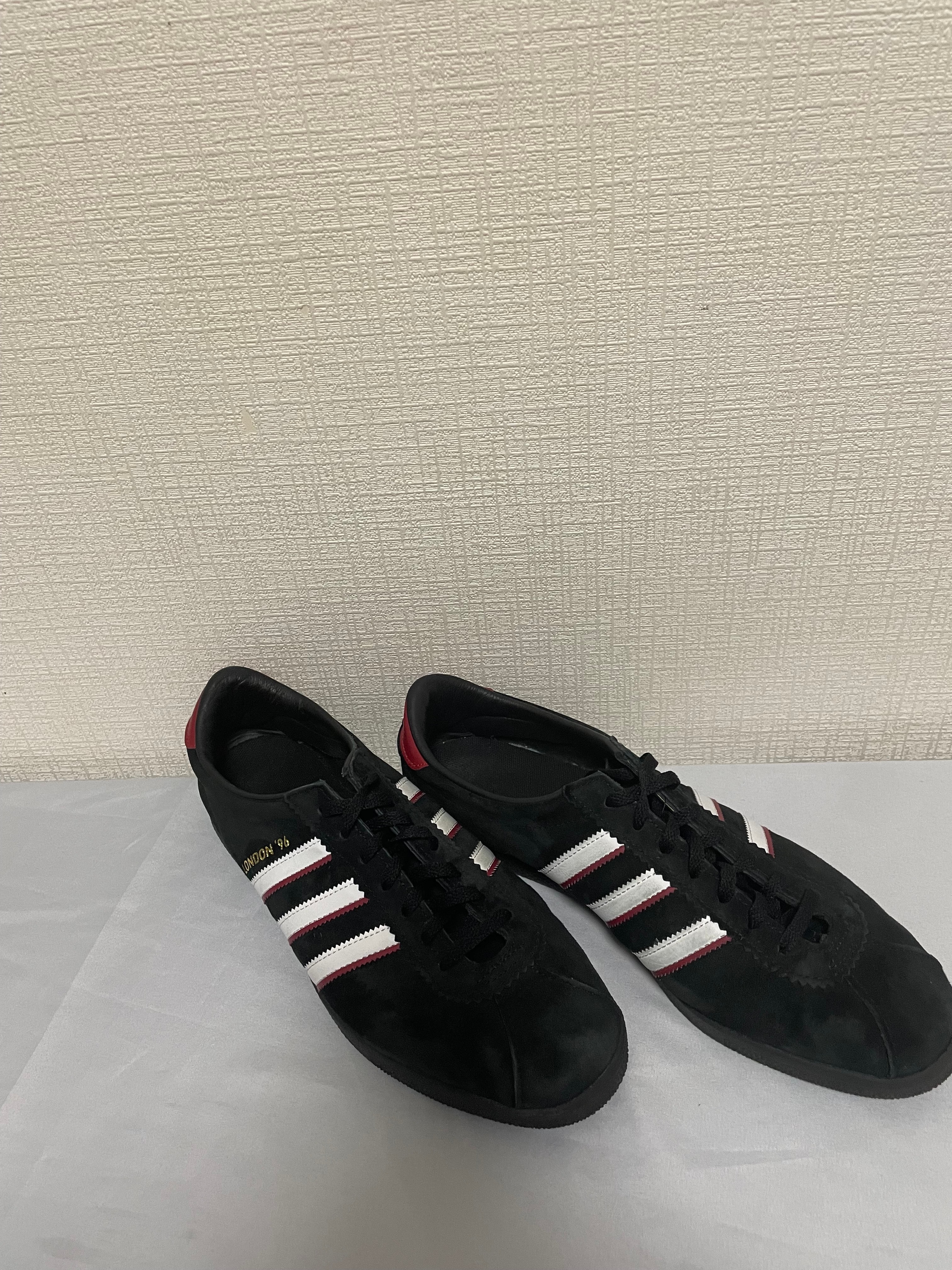 アディダス ロンドン 96 "コアブラック/フットウェアホワイト/ベタースカーレット"