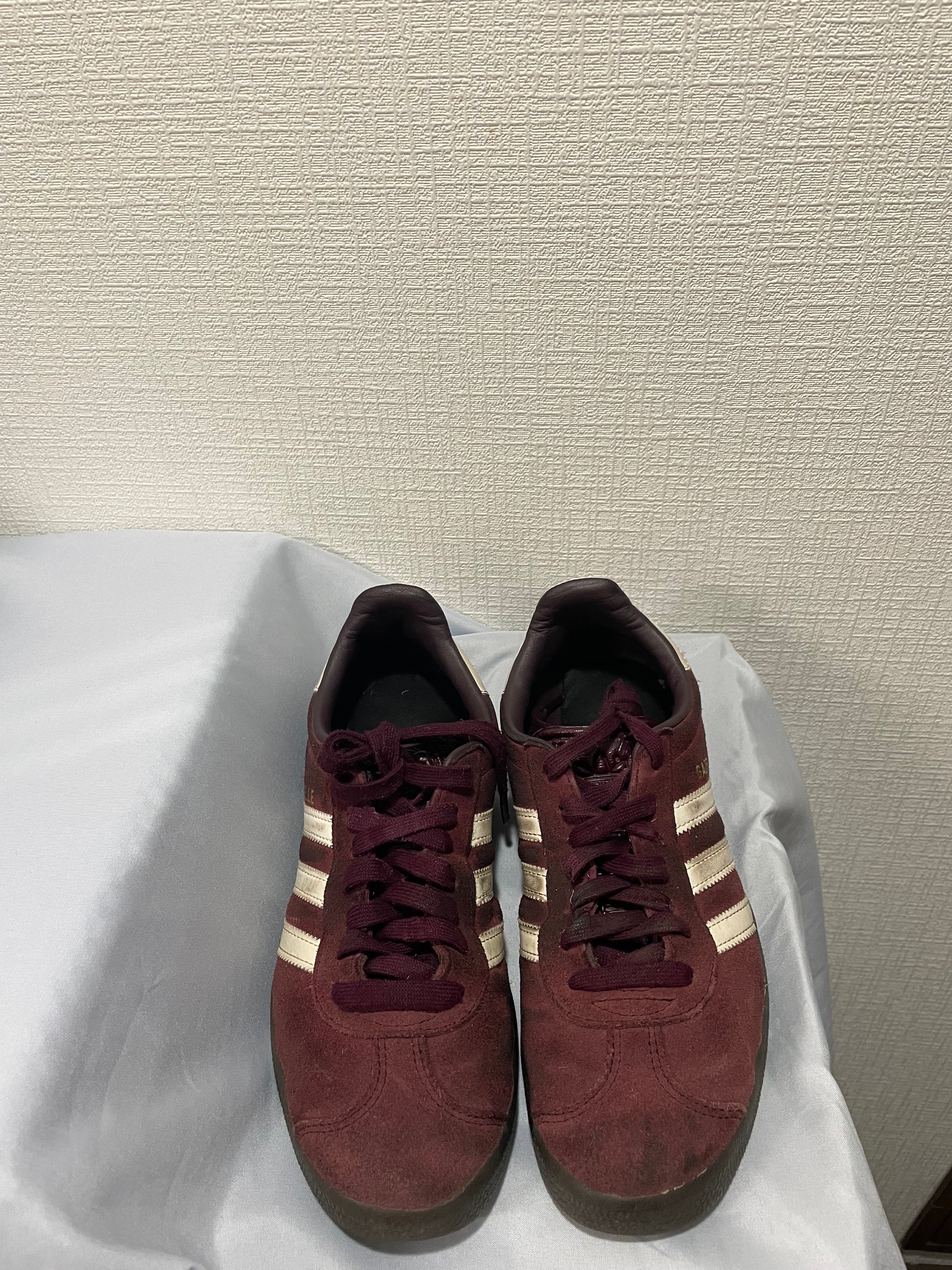 アディダス オリジナルス ガゼル "マルーン/チョークホワイト/ガム"