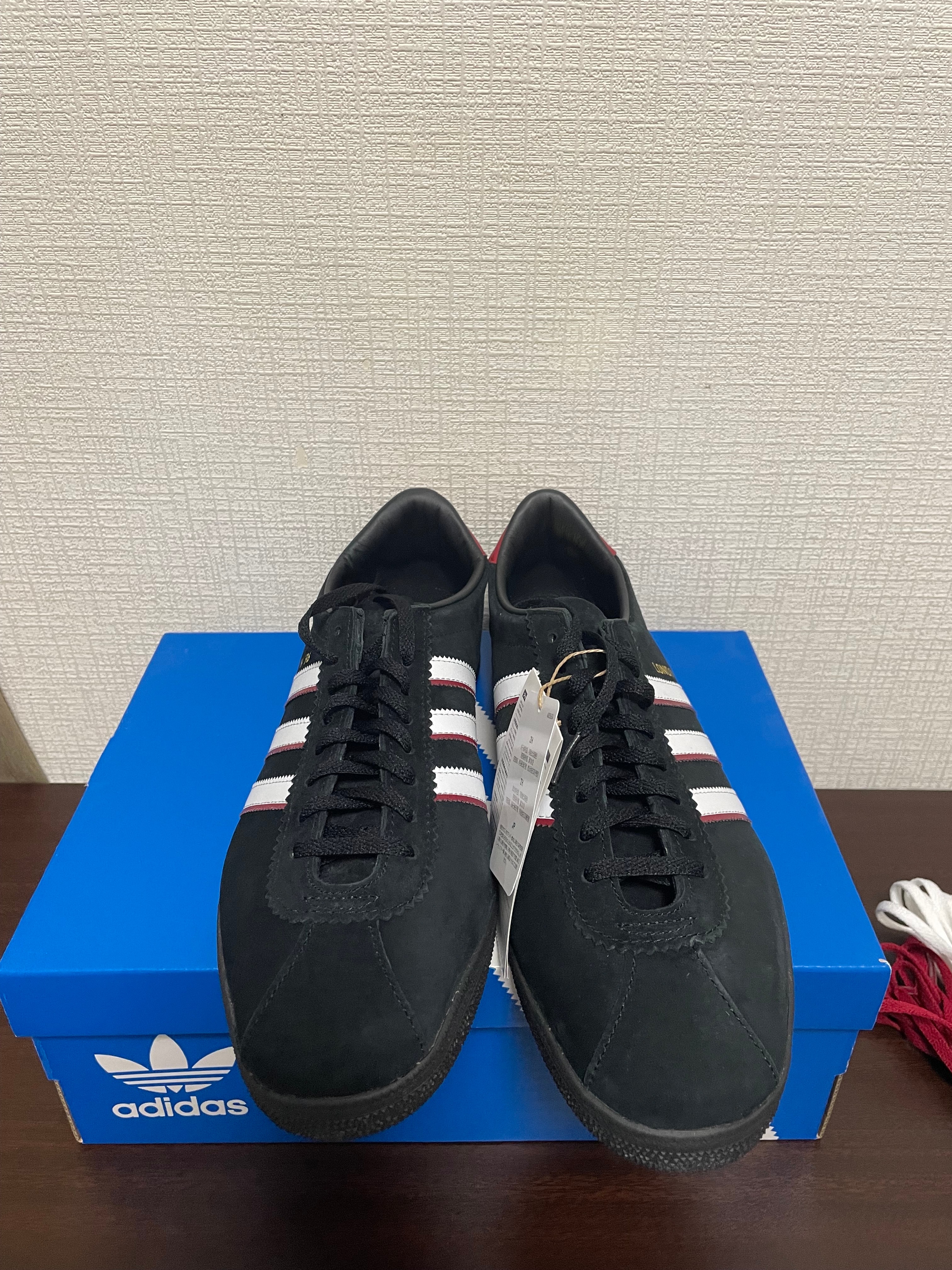 アディダス オリジナルス ロンドン 96 "コアブラック/フットウェアホワイト/ベタースカーレット"