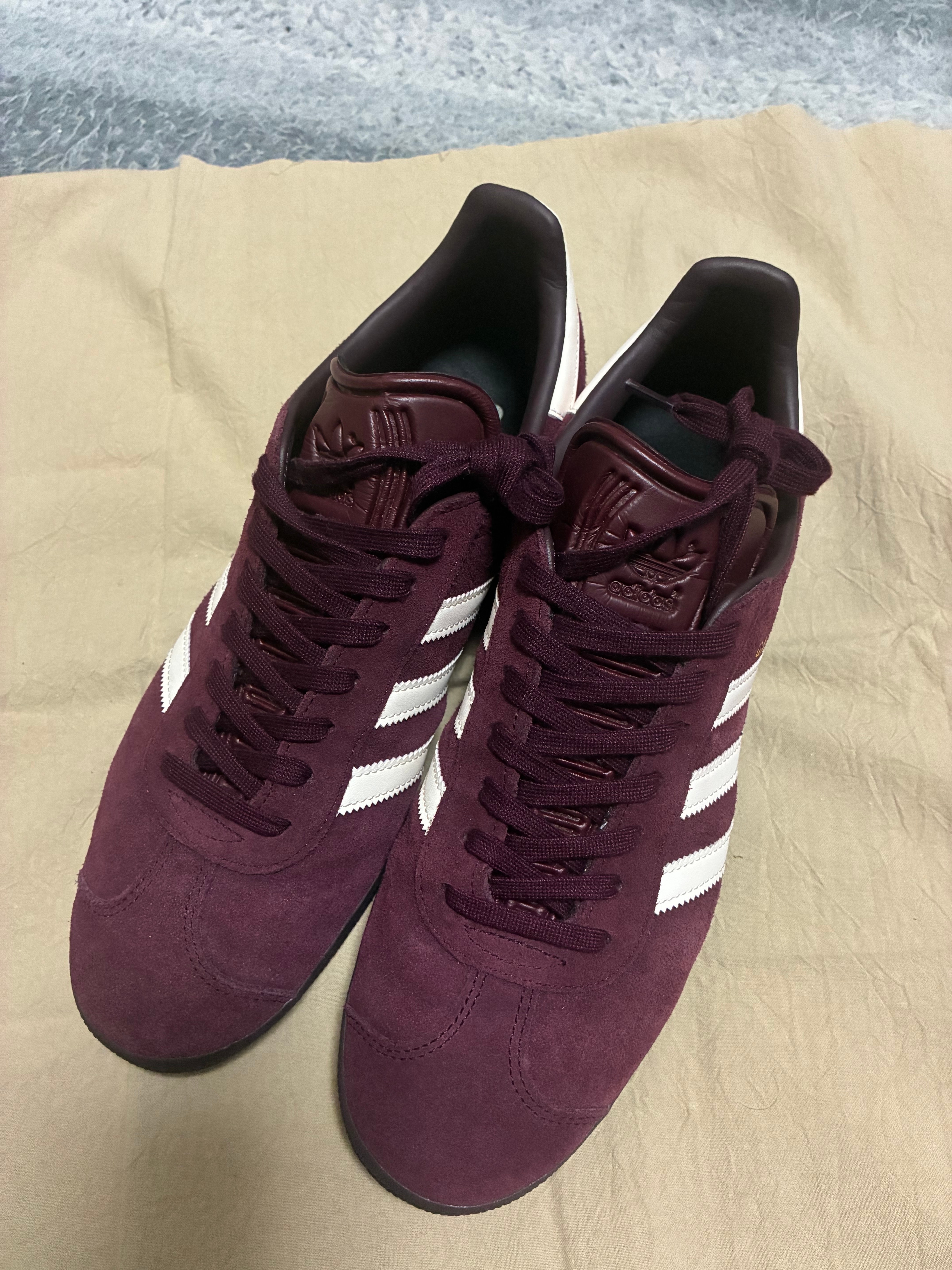 アディダス ガゼル "マルーン/チョークホワイト/ガム"