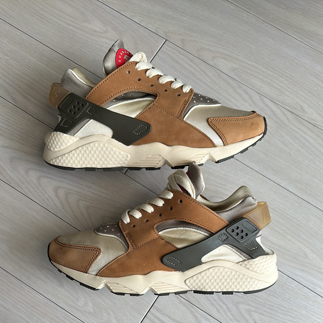 ステューシー × ナイキ エアハラチ "デザートオーク"