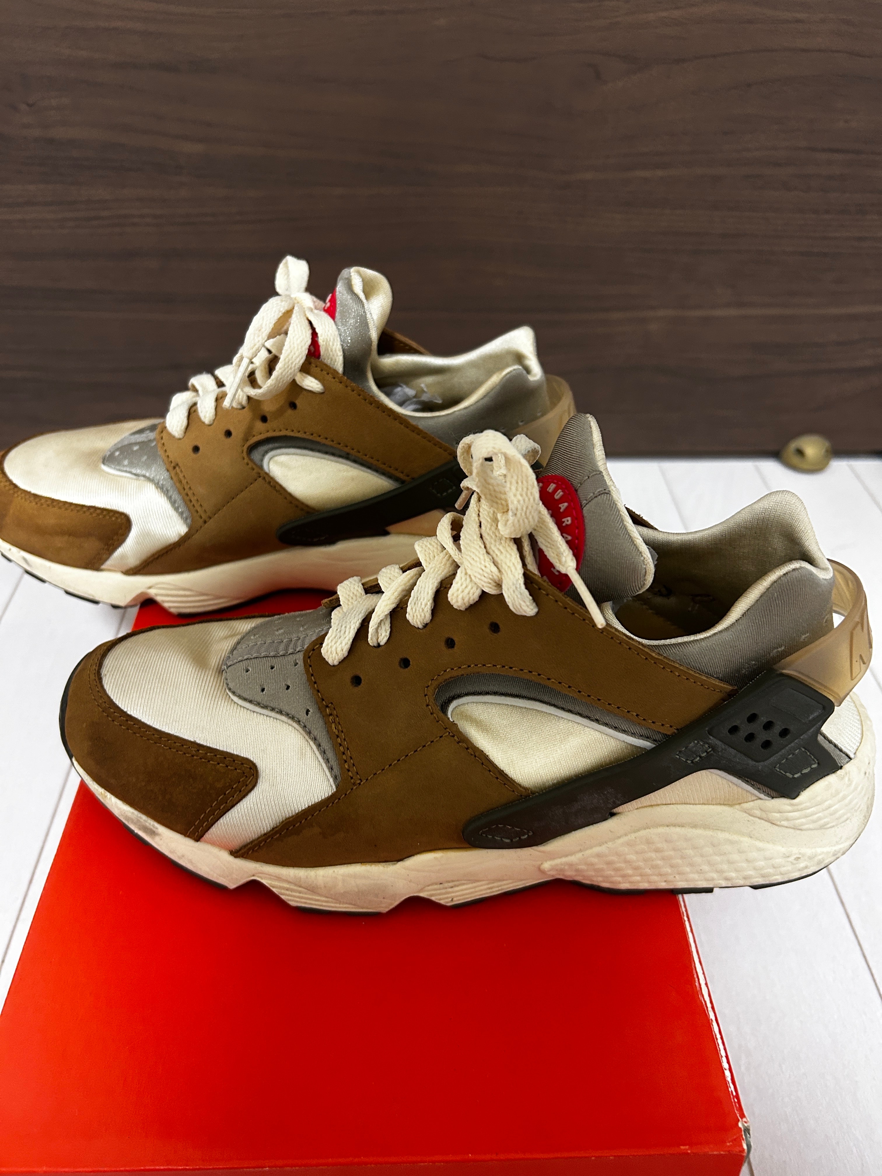 ステューシー × ナイキ エアハラチ "デザートオーク"