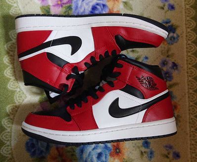 Nike Air Jordan 1 Mid "Chicago Black Toe"