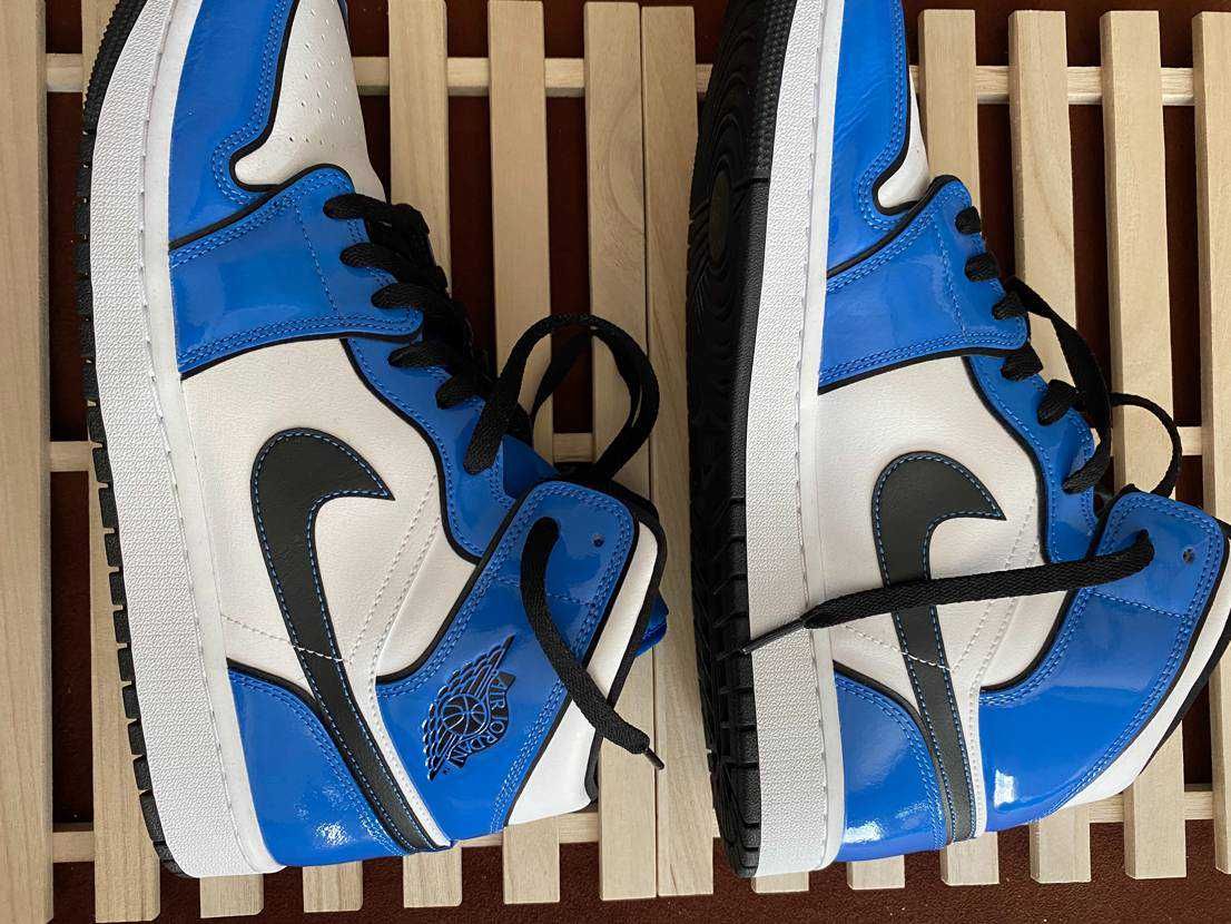 Nike Air Jordan 1 Mid SE "Signal Blue"