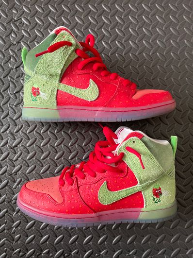 Nike SB Dunk High "Strawberry Cough"