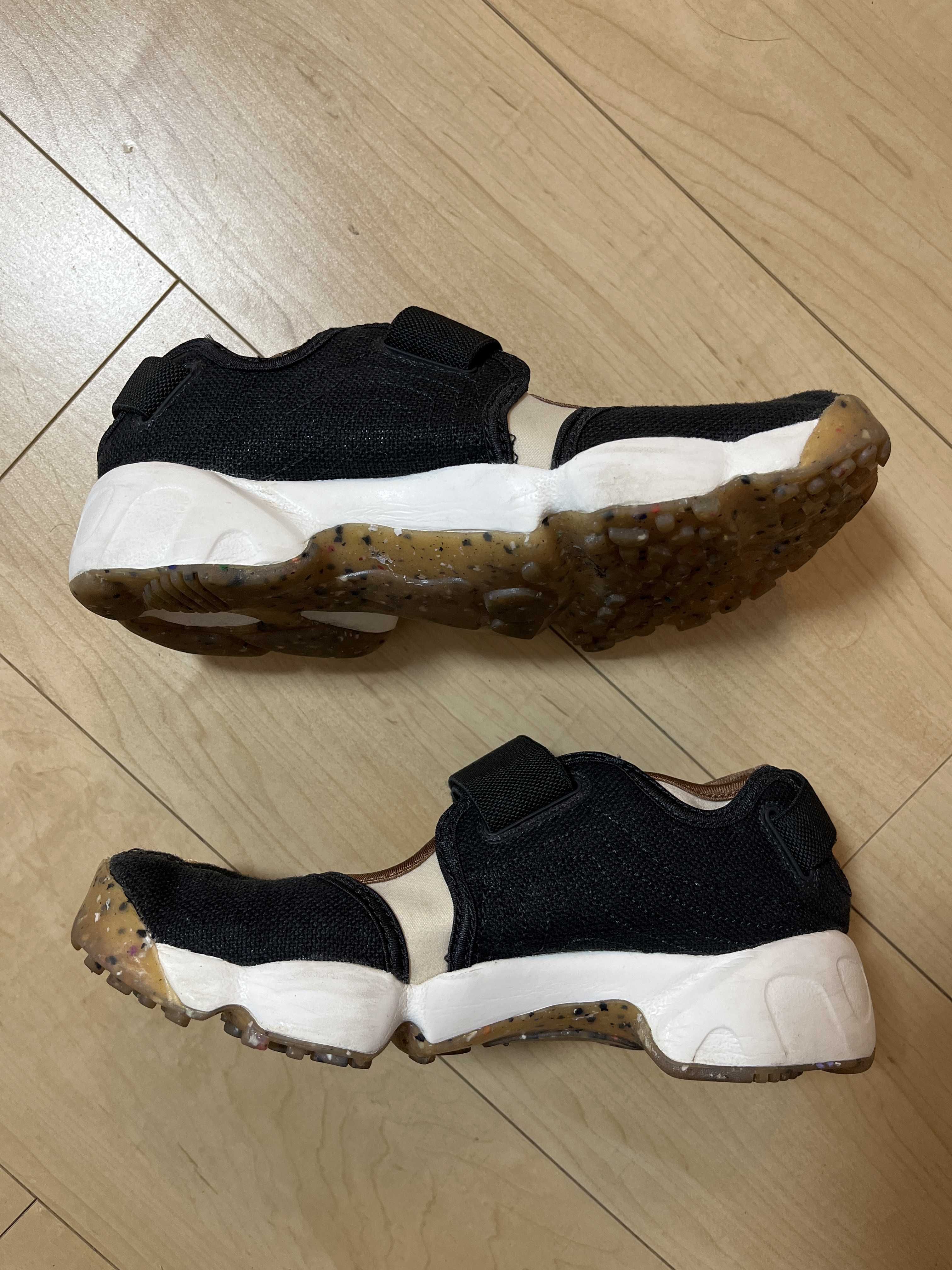 Nike Women's Air Rift Off Noir "Orange Chalk/Gum Yellow"