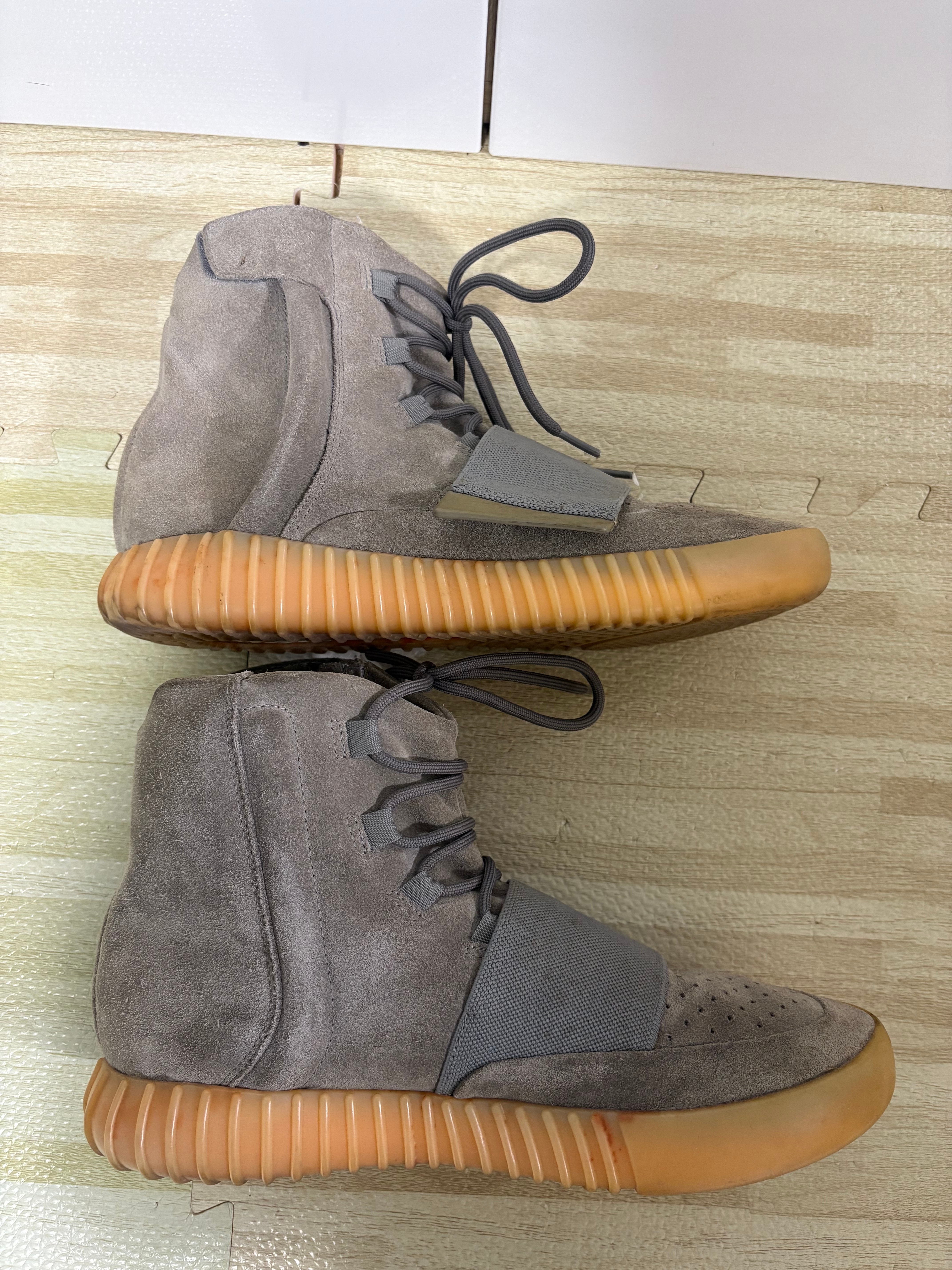 アディダス イージーブースト750 "ライト グレー グロー イン ザ ダーク"