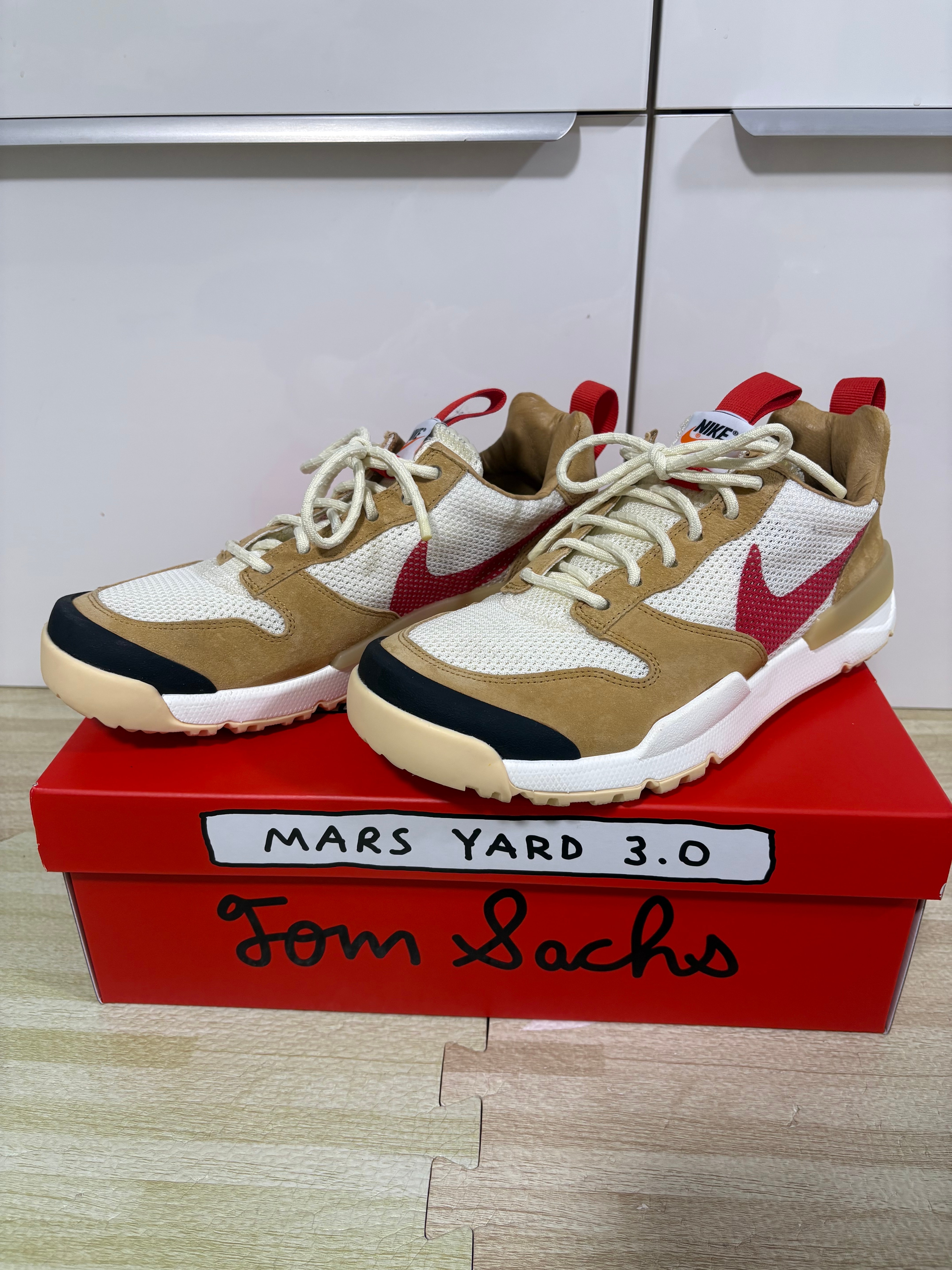 トム サックス × ナイキ クラフト マーズ ヤード3.0 "ナチュラル/スポーツレッド"