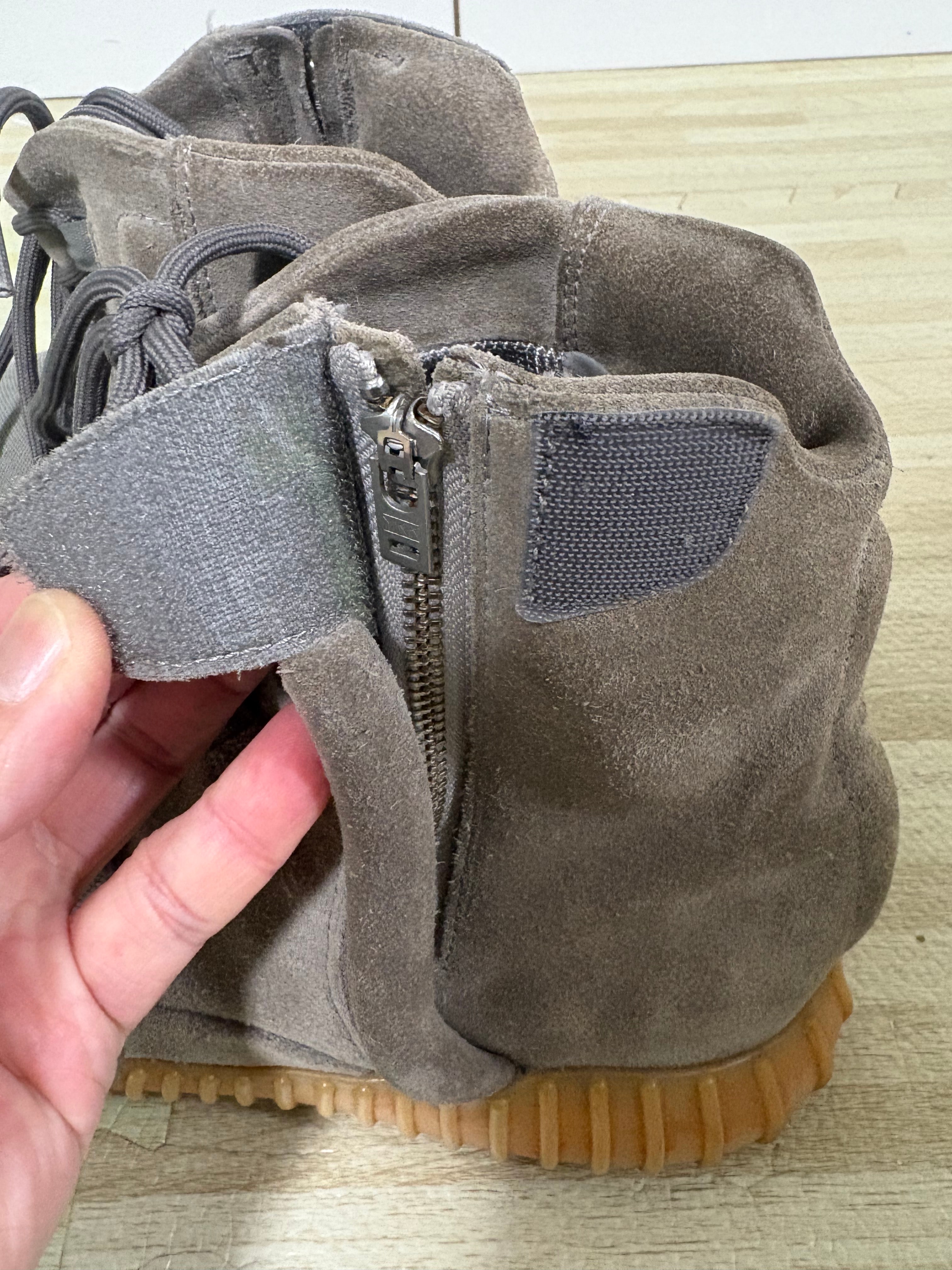 アディダス イージーブースト750 "ライト グレー グロー イン ザ ダーク"