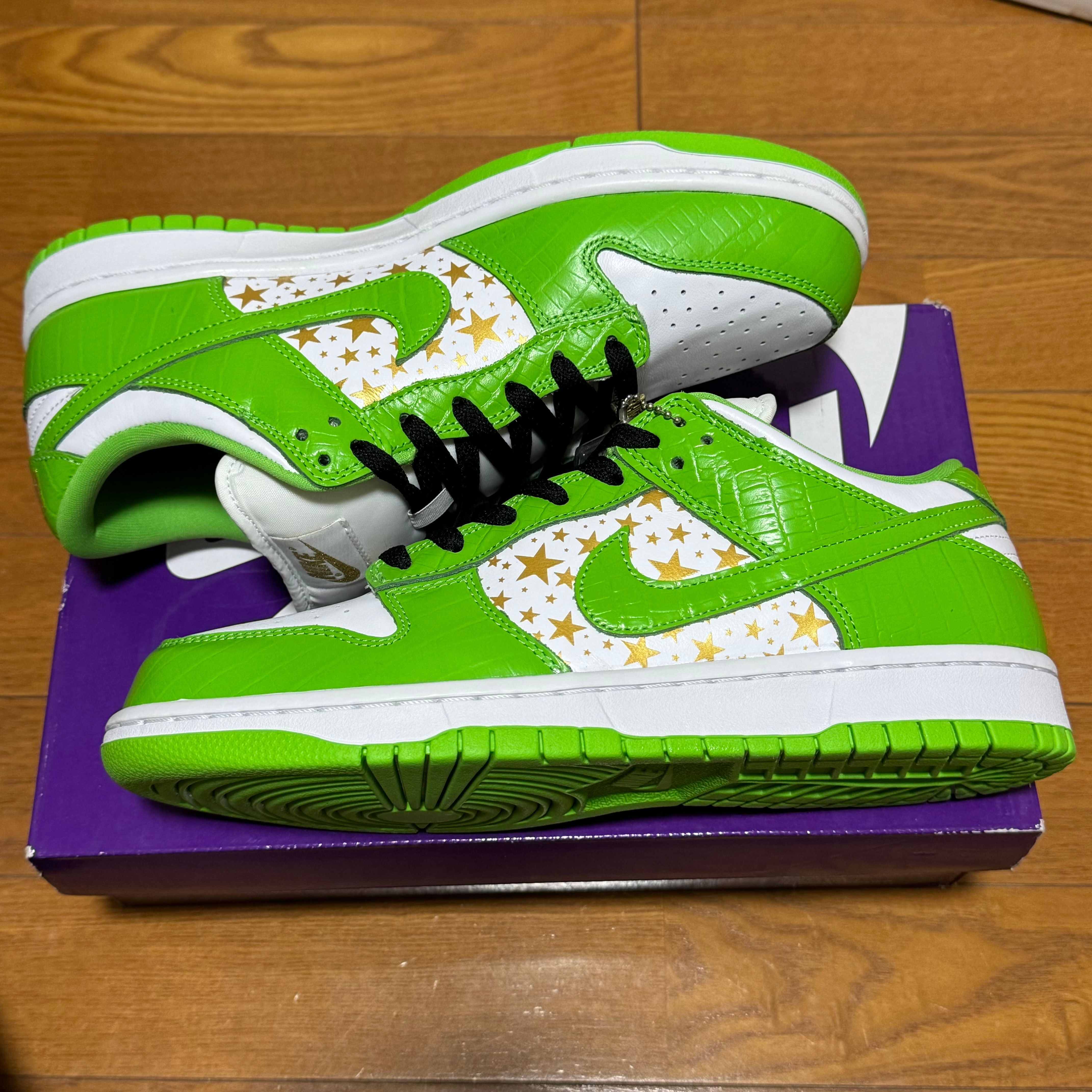 Supreme × Nike SB Dunk Low OG QS Gold Stars "White/Mean Green"