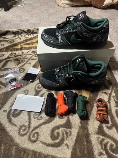 There Skateboards × Nike SB Dunk Low Pro "Anthracite and Gorge Green"