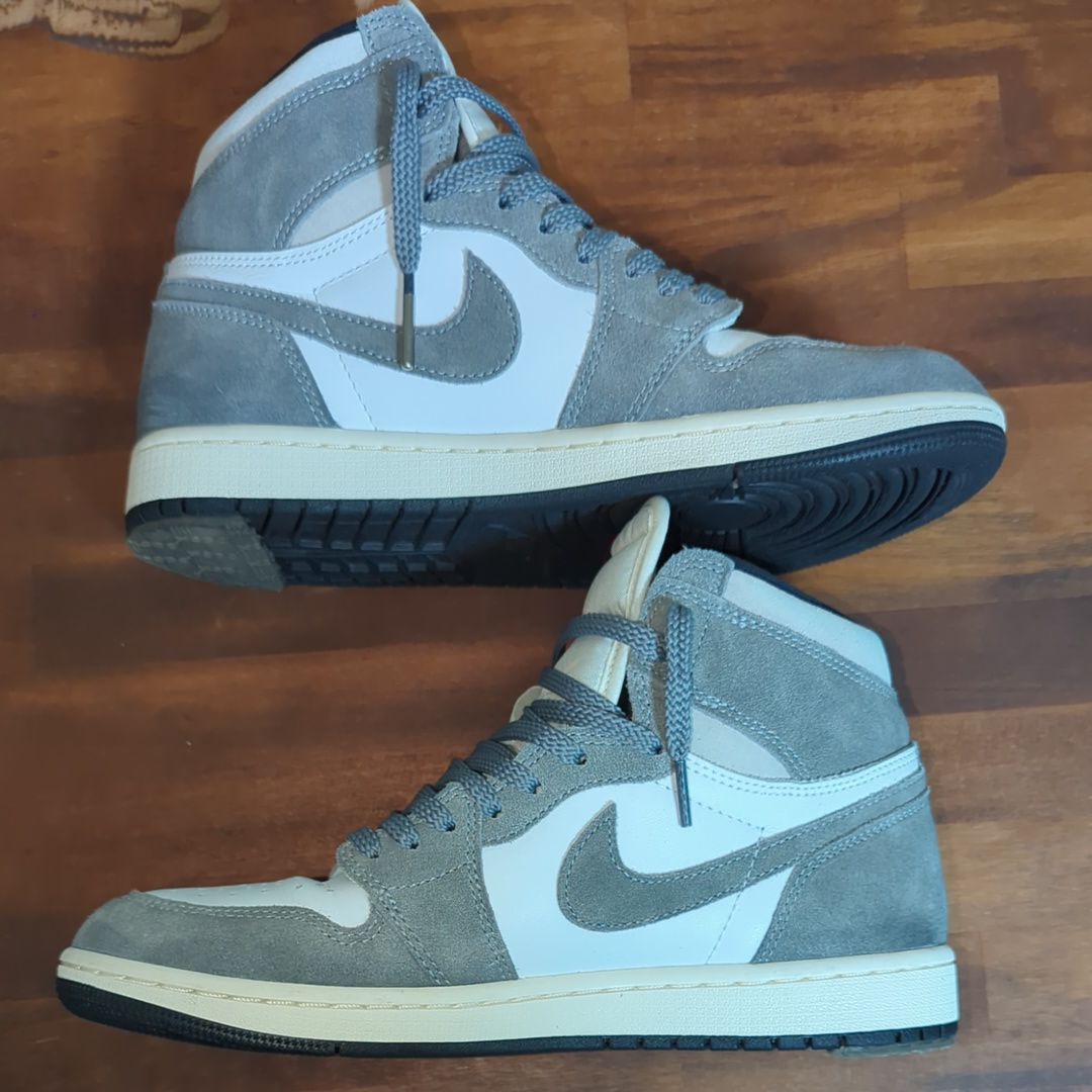 Nike Air Jordan 1 Retro High OG "Black and Smoke Grey"