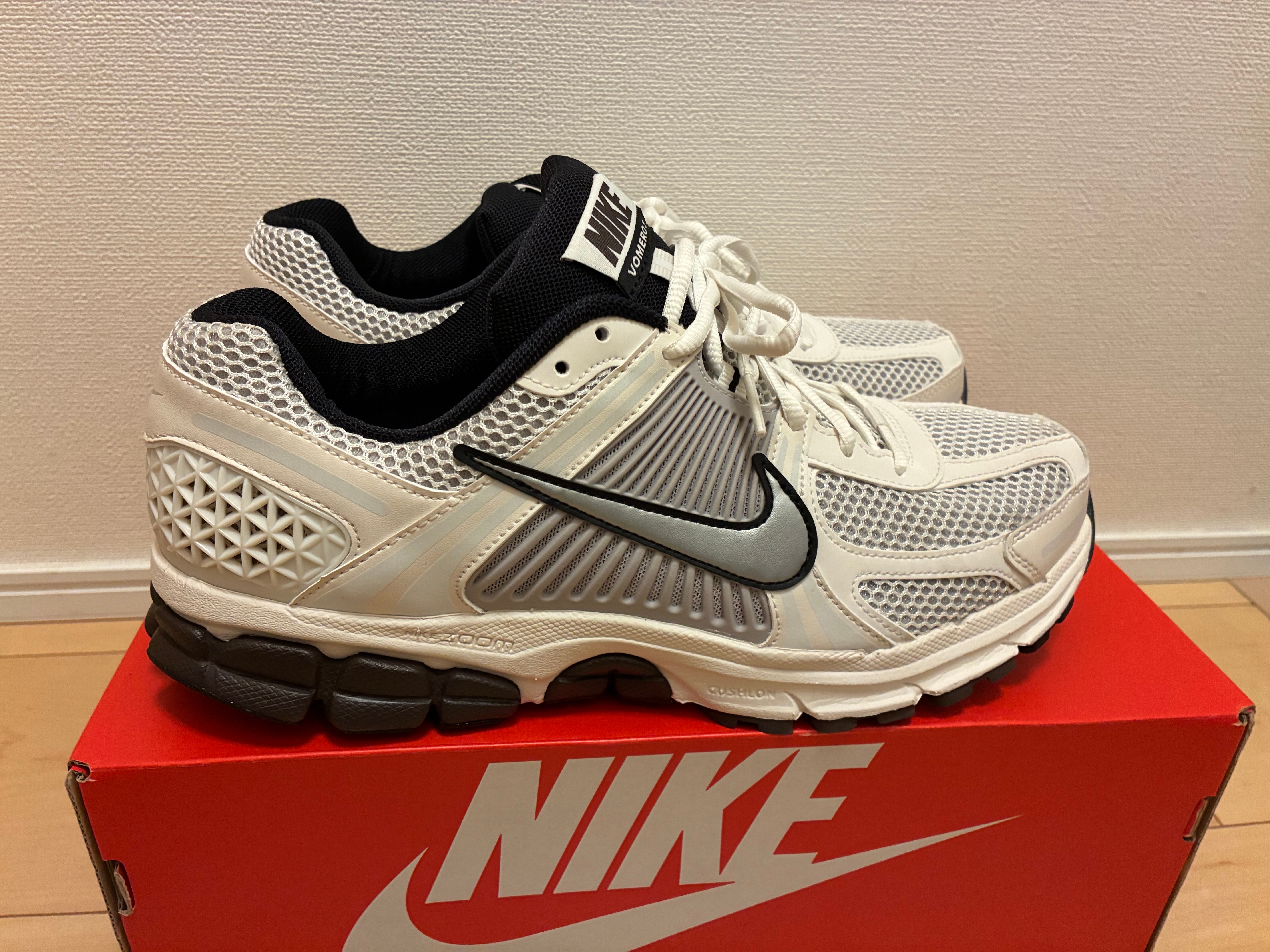 ナイキ ウィメンズ ズーム ボメロ5 "ファントム"