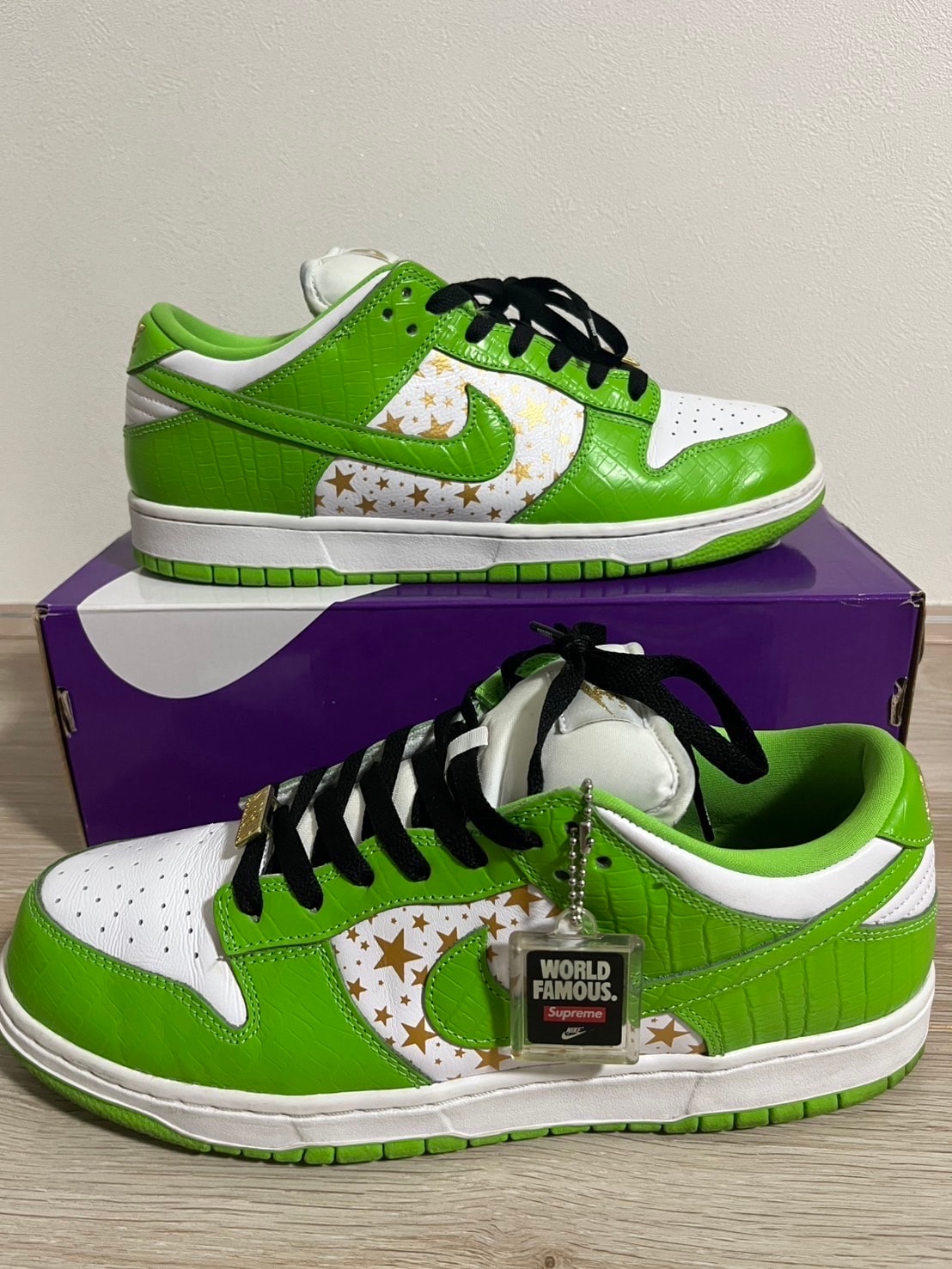 Supreme × Nike SB Dunk Low OG QS Gold Stars "White/Mean Green"