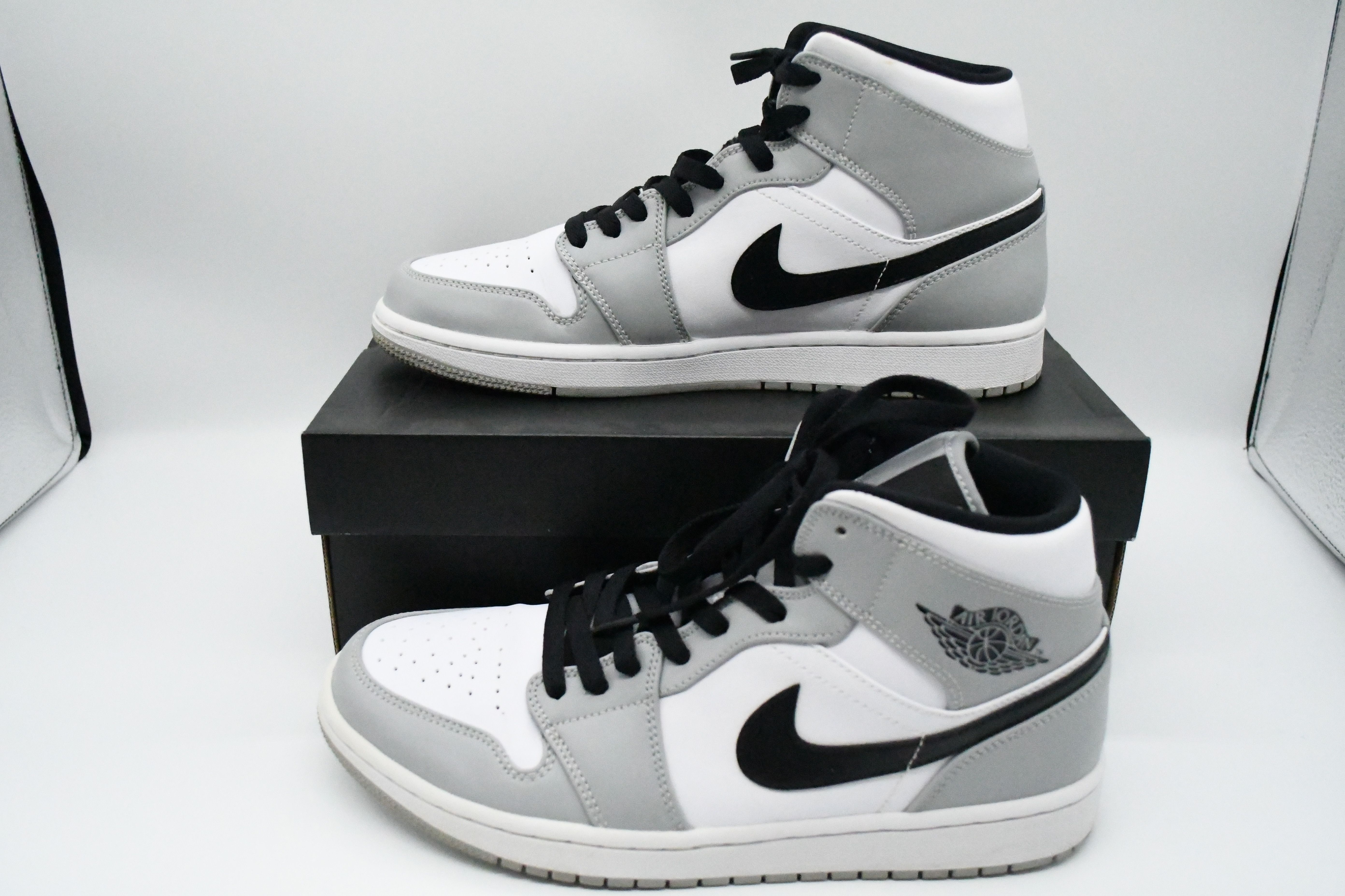 Nike Air Jordan 1 Mid "Light Smoke Grey/White/Black"