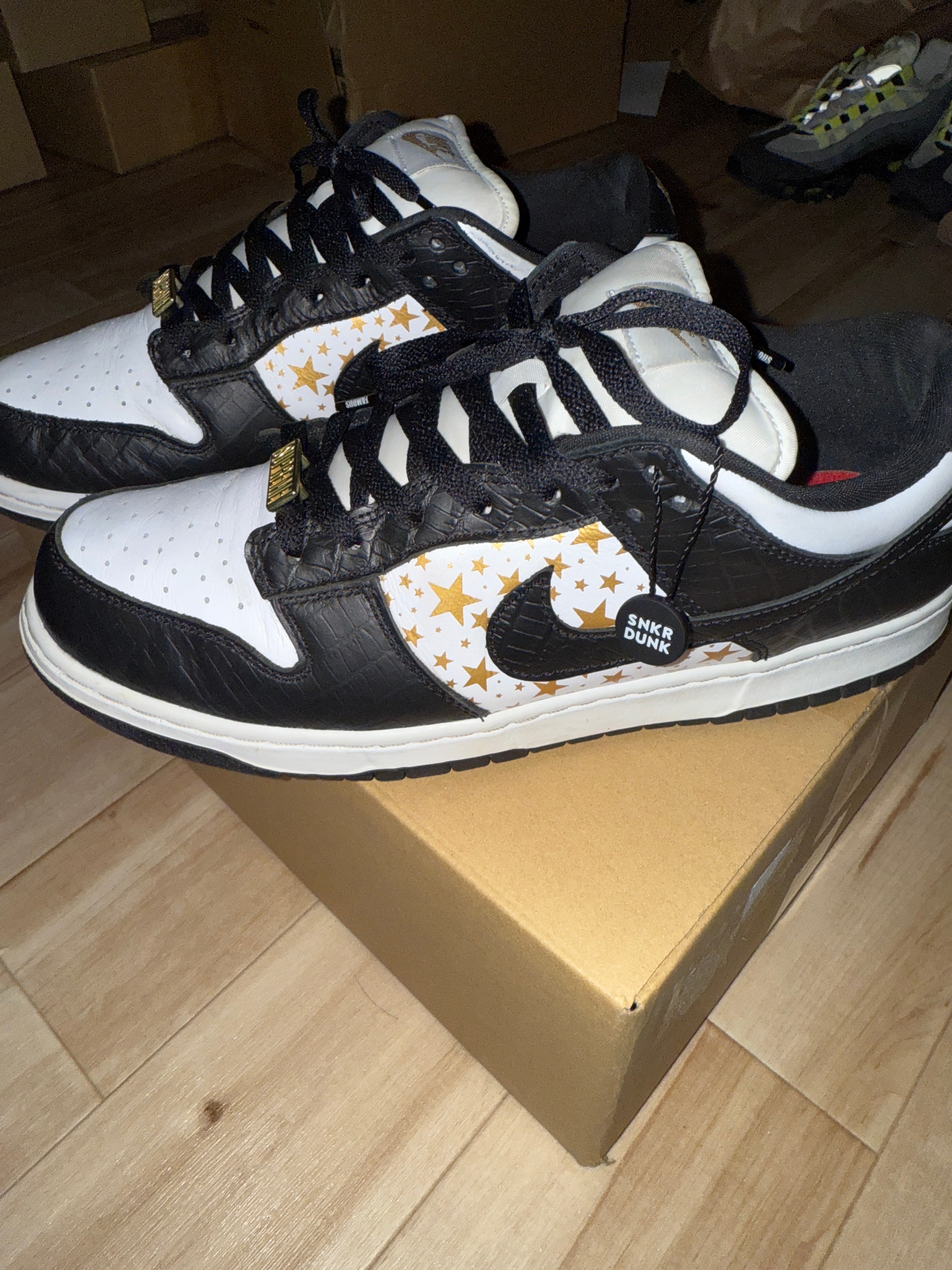 Supreme × Nike SB Dunk Low OG QS Gold Stars "White/Black"