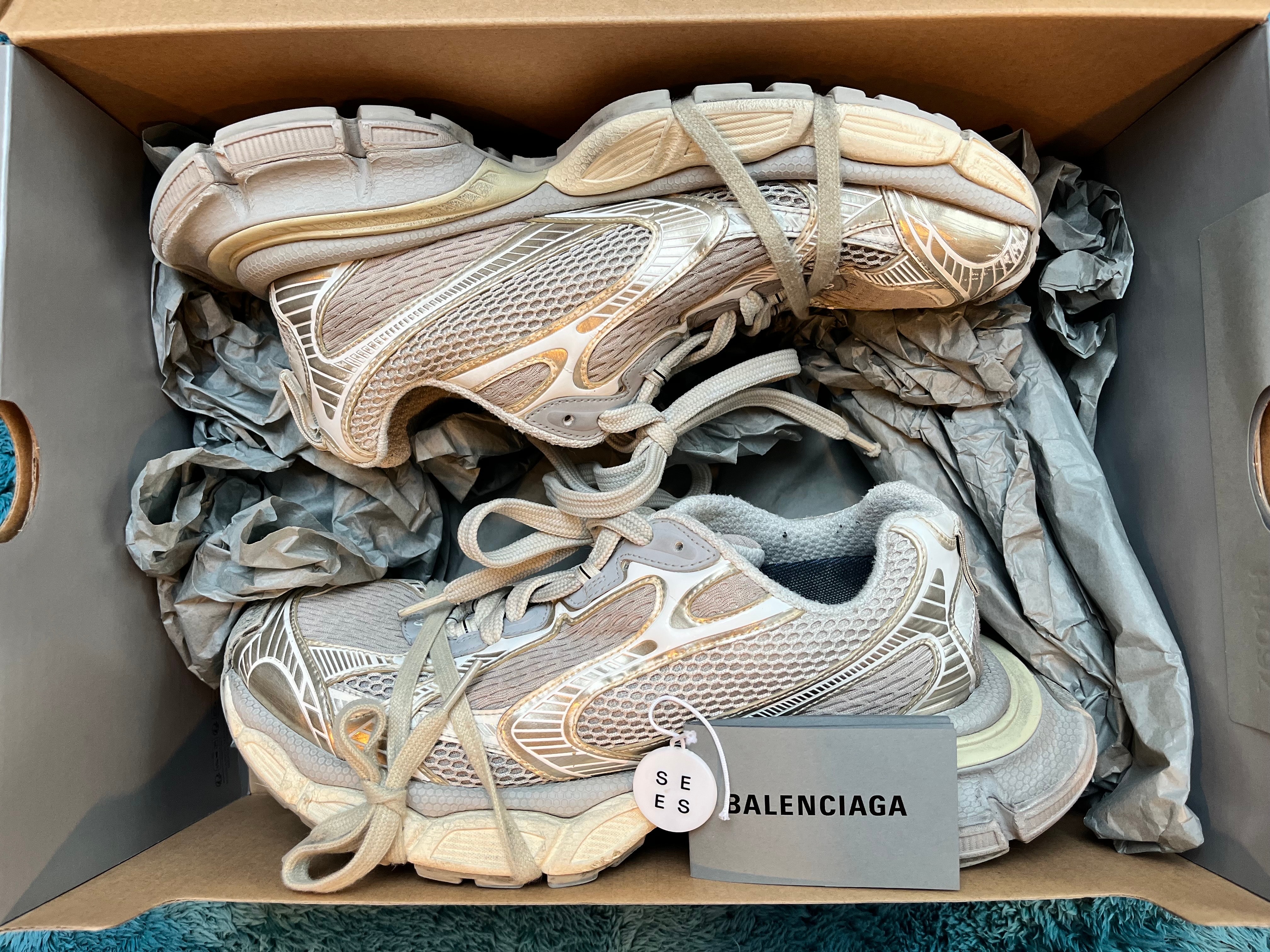 fuzzy box BALENCIAGA ベージュ 美品 BALENCIAGA バレンシアガ 財布 二つ折り 小銭入れ付き レザー 本