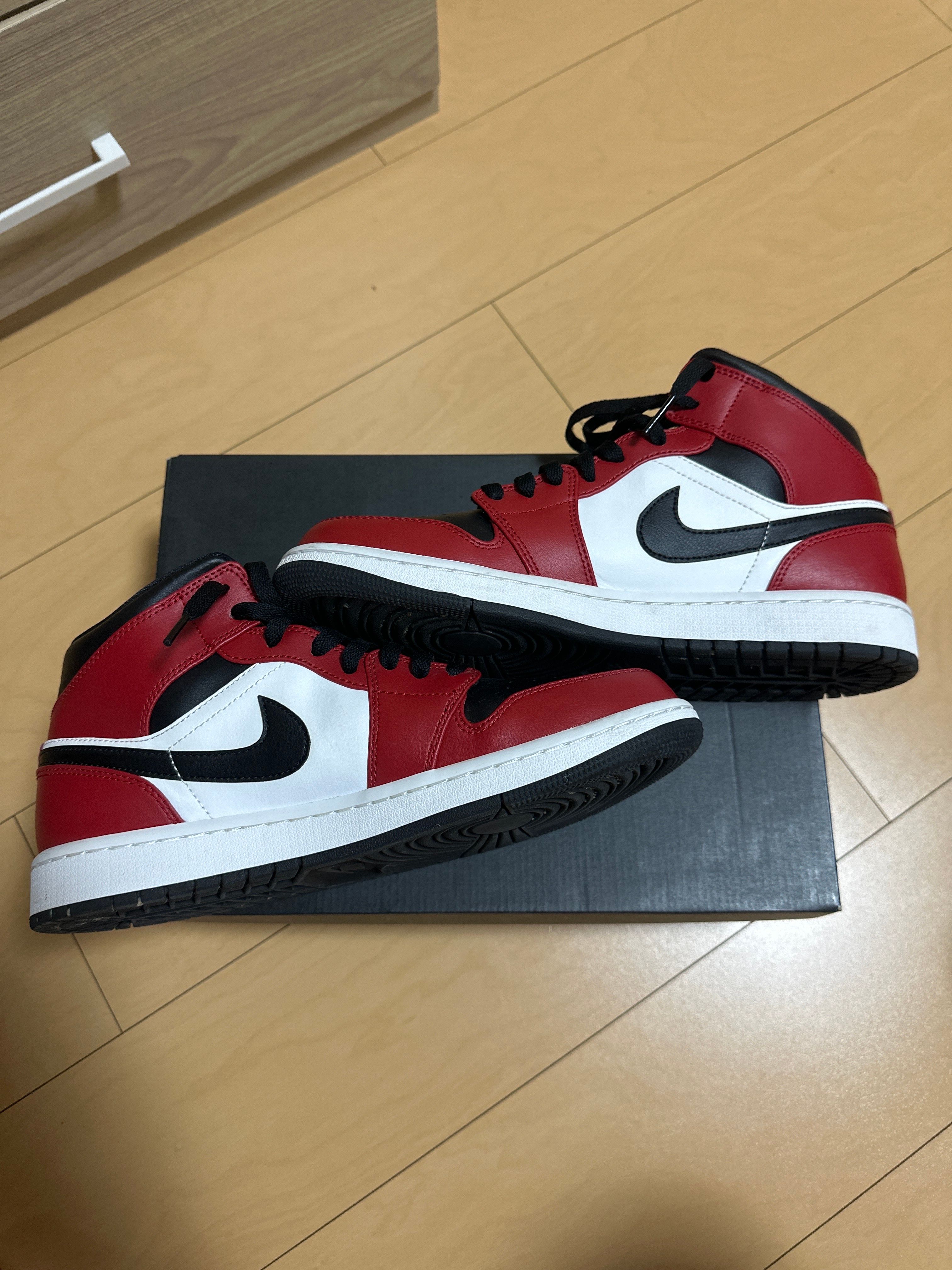 Nike Air Jordan 1 Mid "Chicago Black Toe"