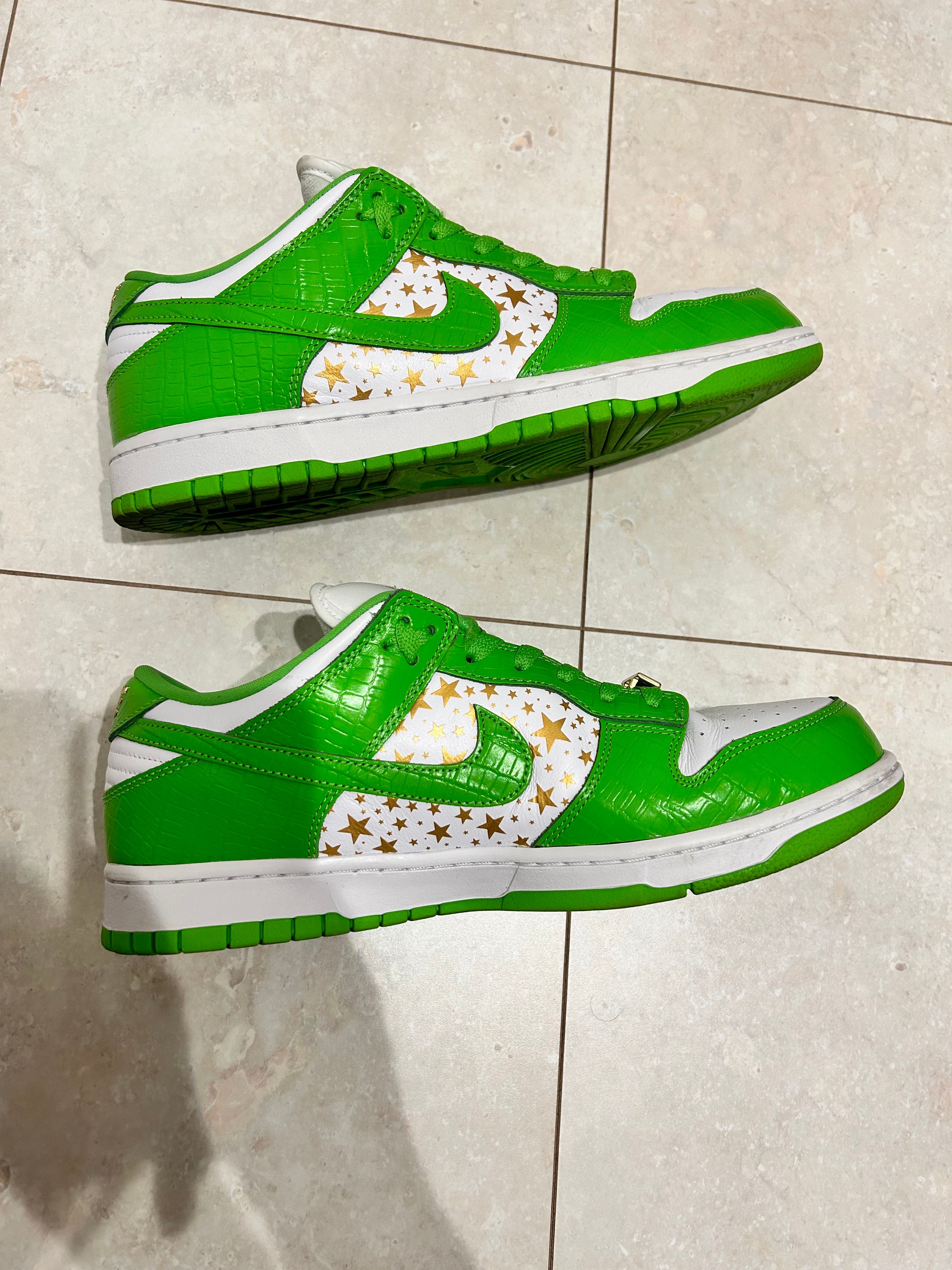 Supreme × Nike SB Dunk Low OG QS Gold Stars "White/Mean Green"