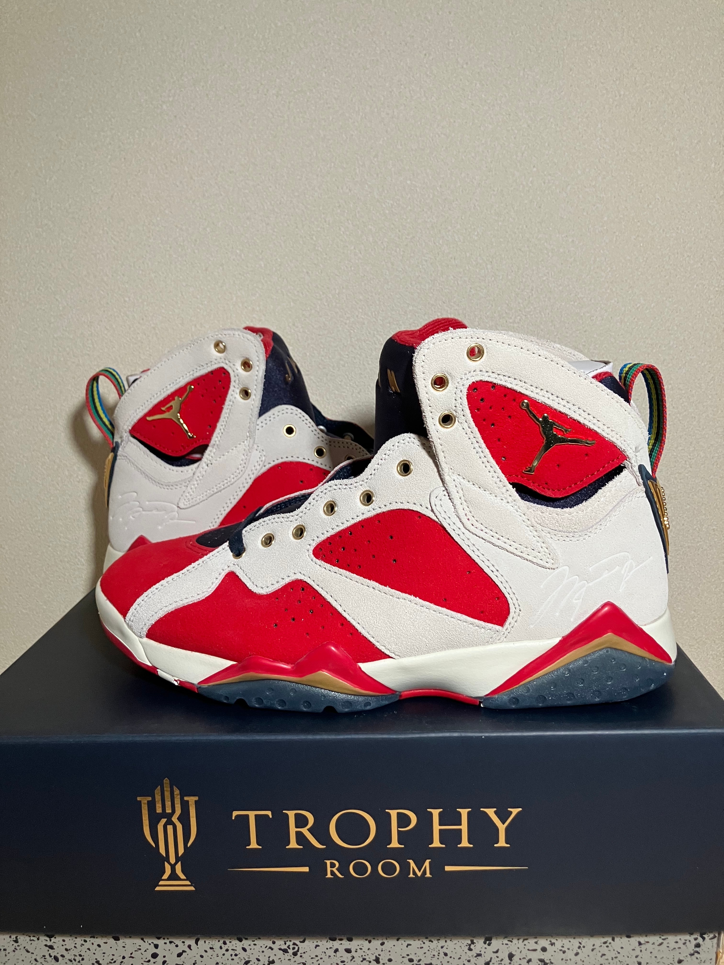 トロフィールーム × ナイキ エアジョーダン7 "トゥルーレッド アンド オブシディアン"