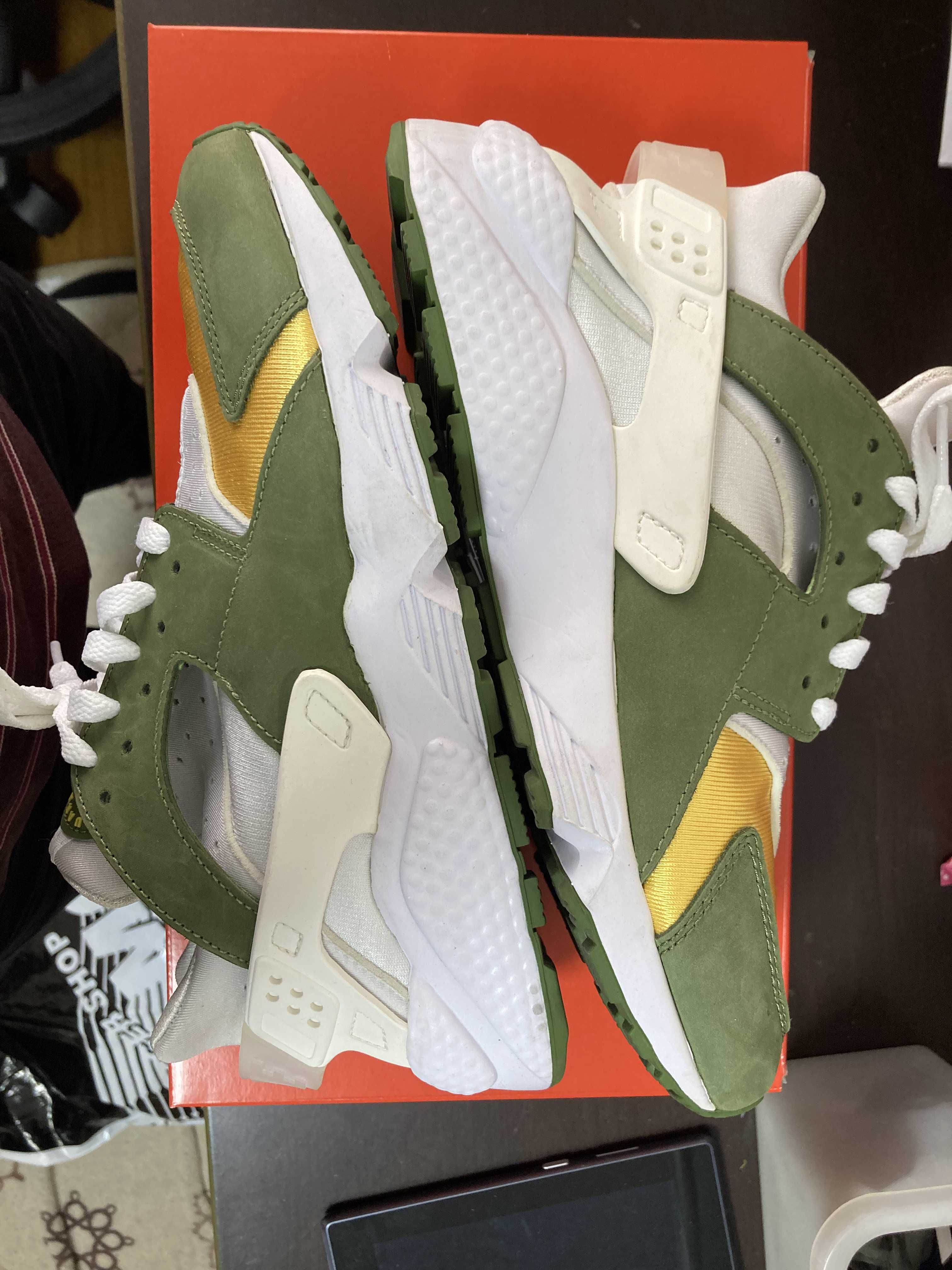 Stussy × Nike Air Huarache "Dark Olive"