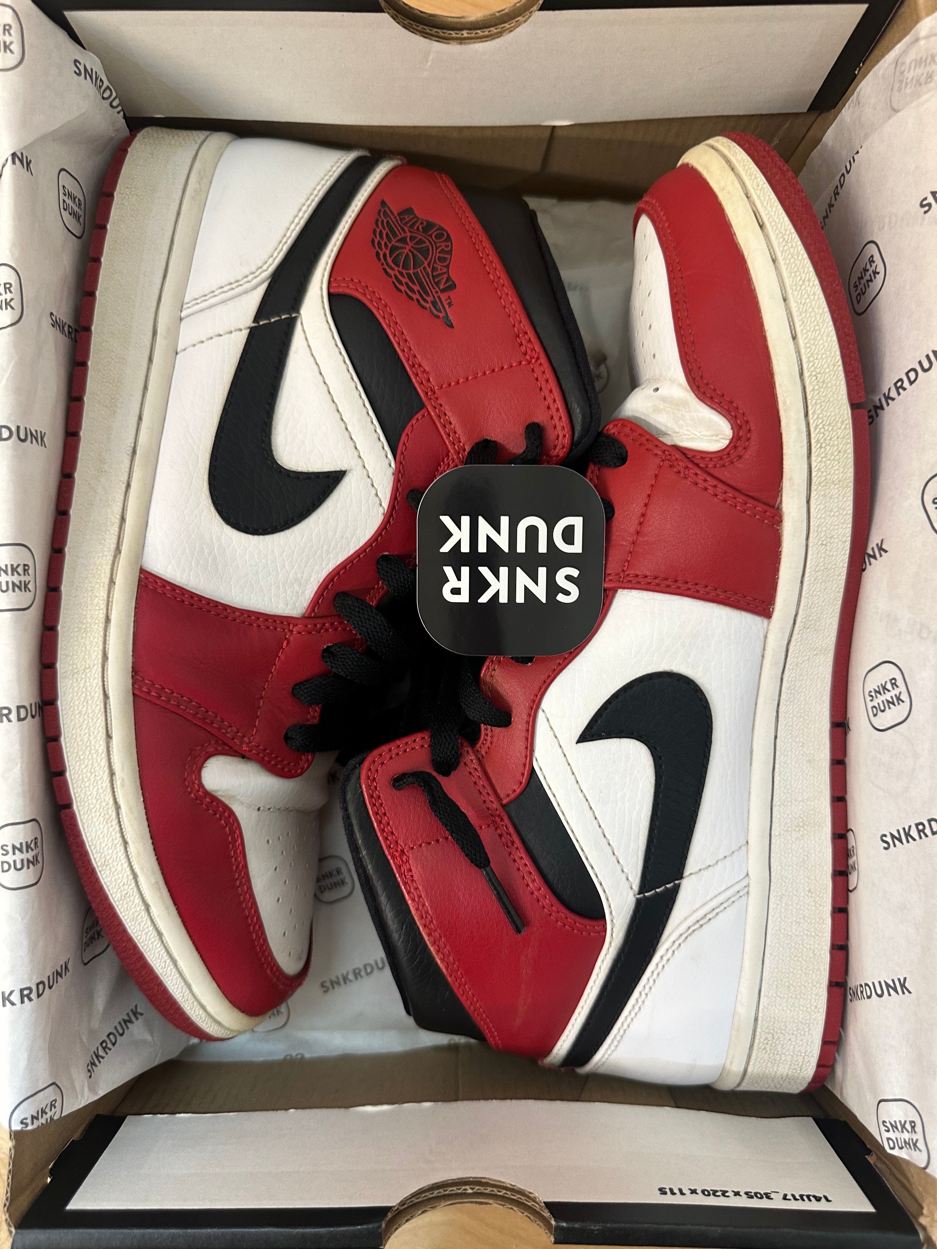 Nike Air Jordan 1 Mid "Chicago"