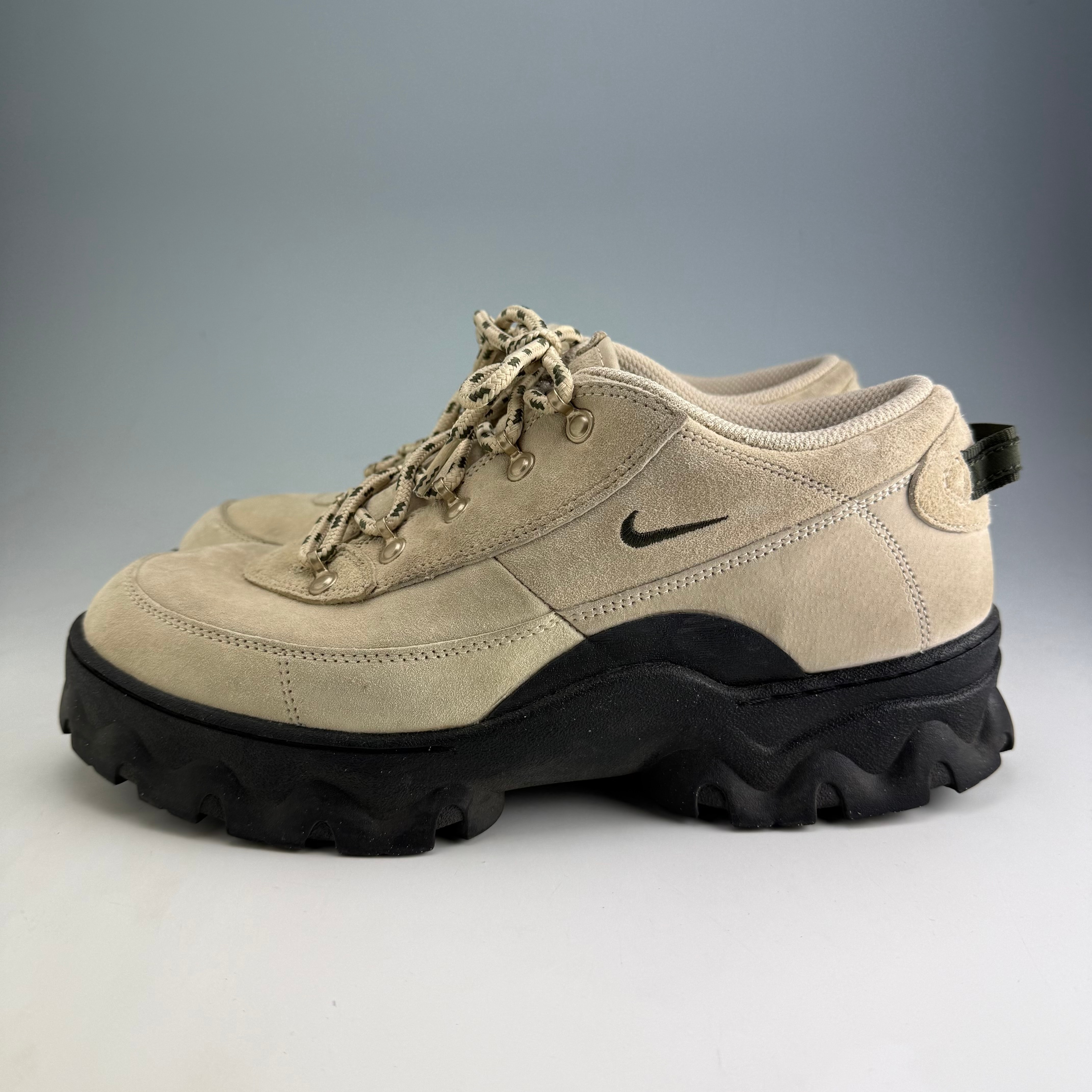 ナイキ ウィメンズ ラハール ロー "ラタン/カーゴカーキ"