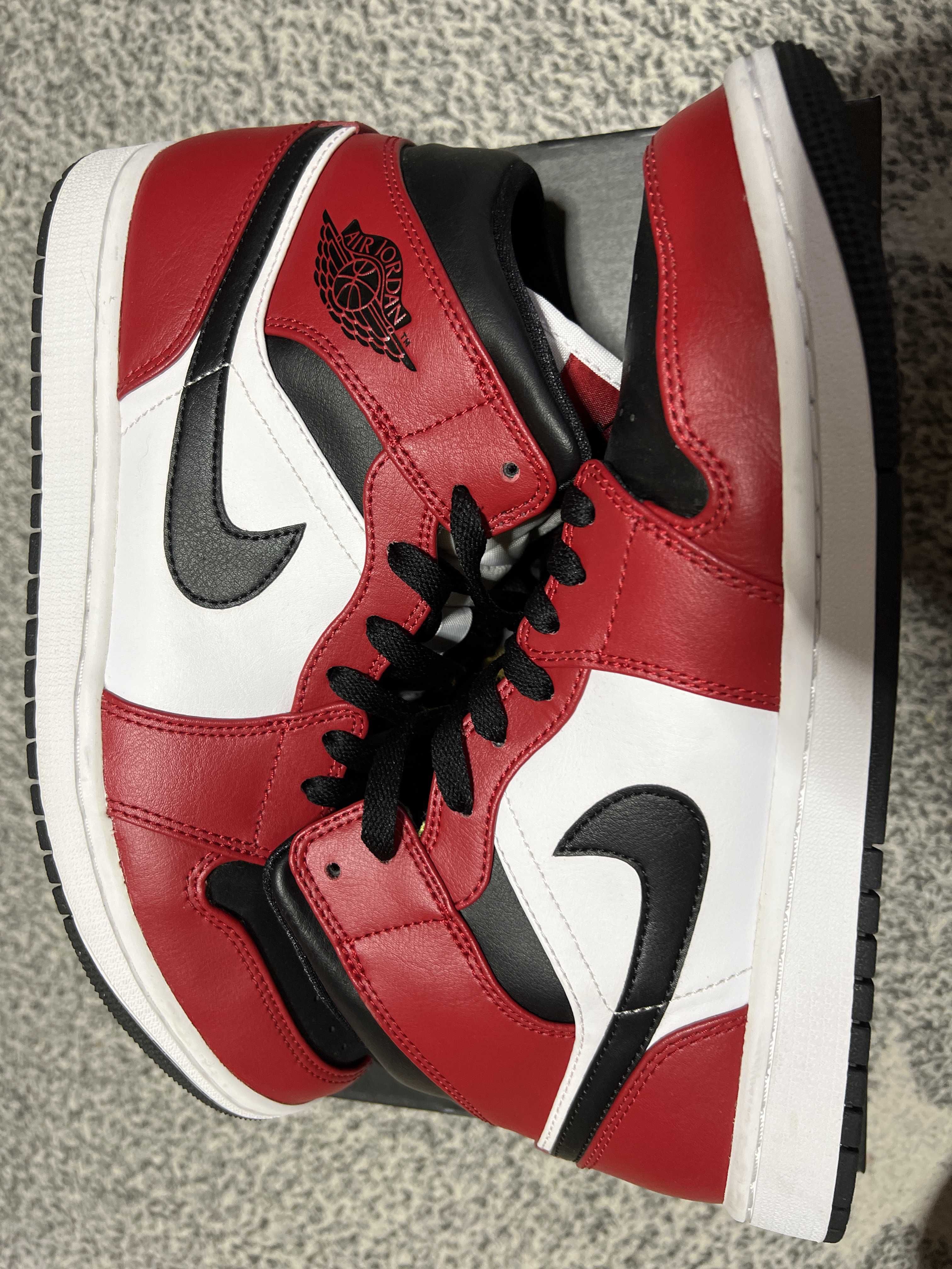 Nike Air Jordan 1 Mid "Chicago Black Toe"