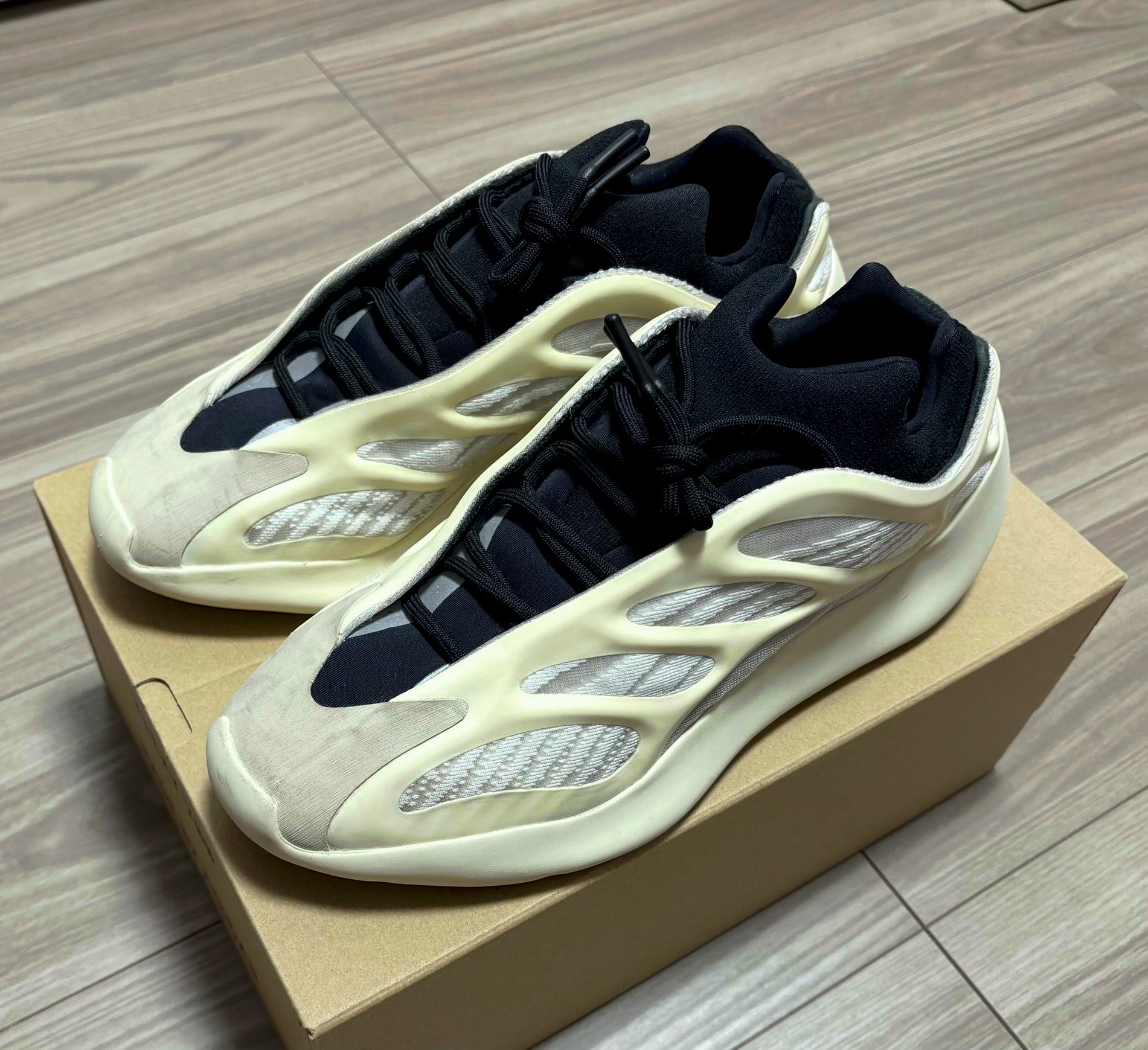 アディダス イージー700V3 "アザエル"