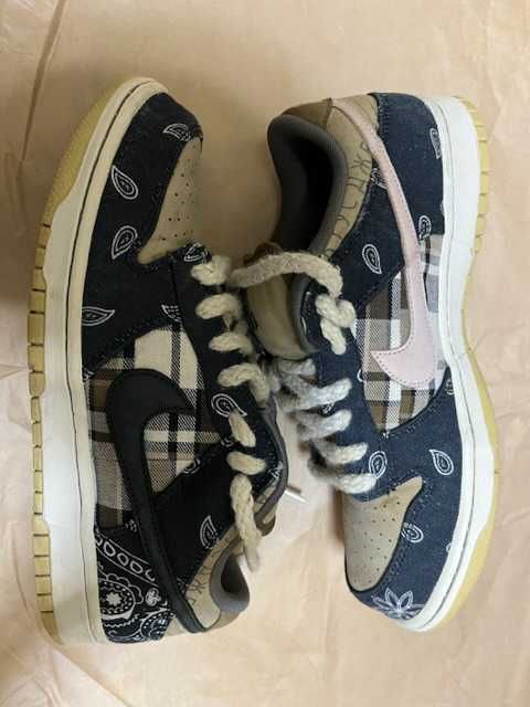 Travis Scott × Nike SB Dunk Low "Black/Parachute Beige"