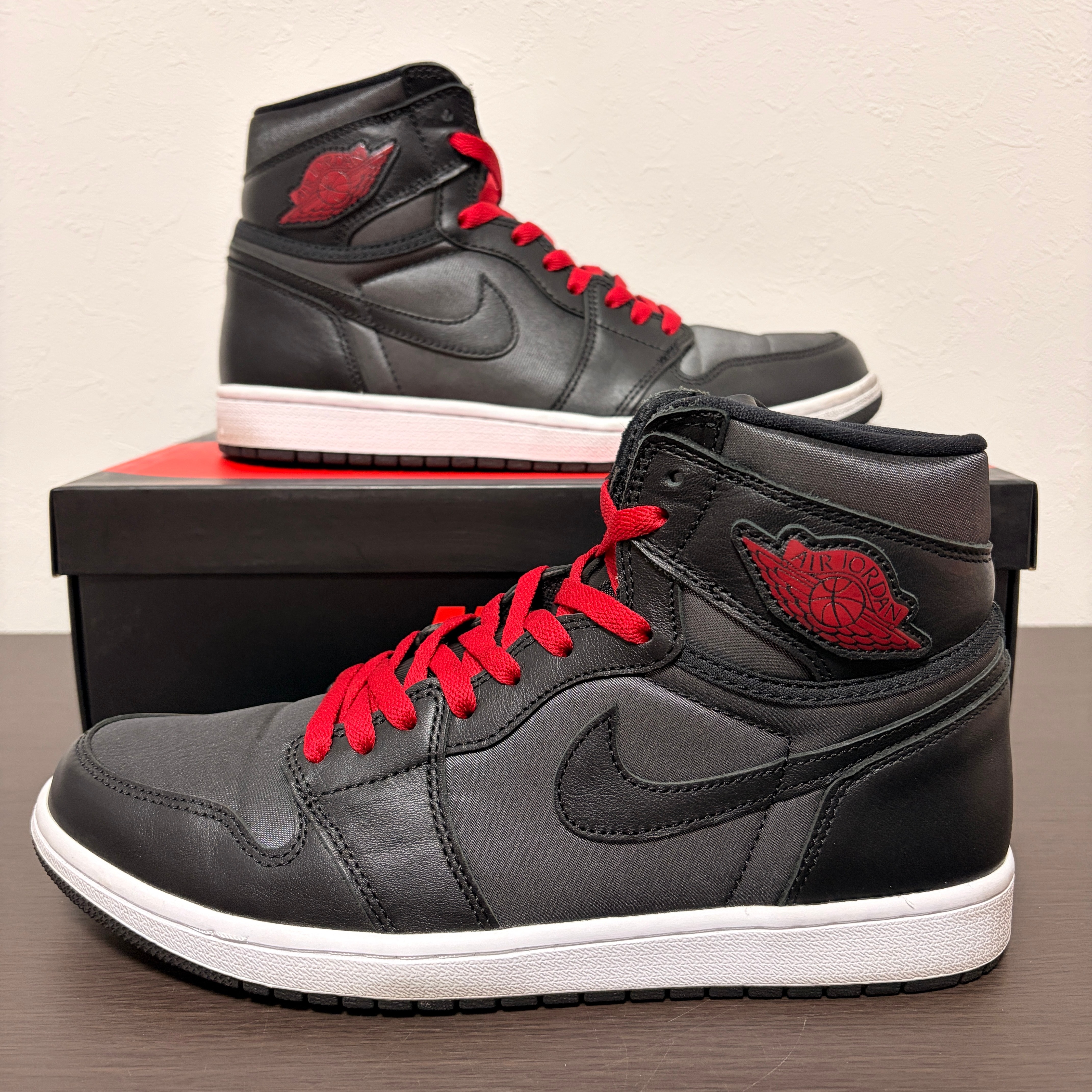 Nike Air Jordan 1 Retro High OG "Black/Metallic Silver/Gym Red"