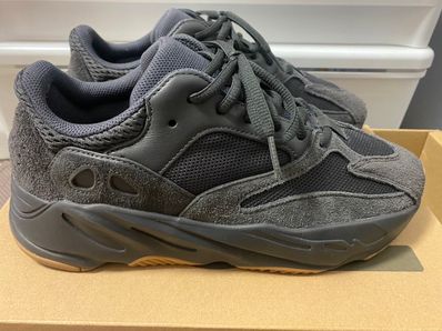 adidas YEEZY Boost 700 "Utility Black"