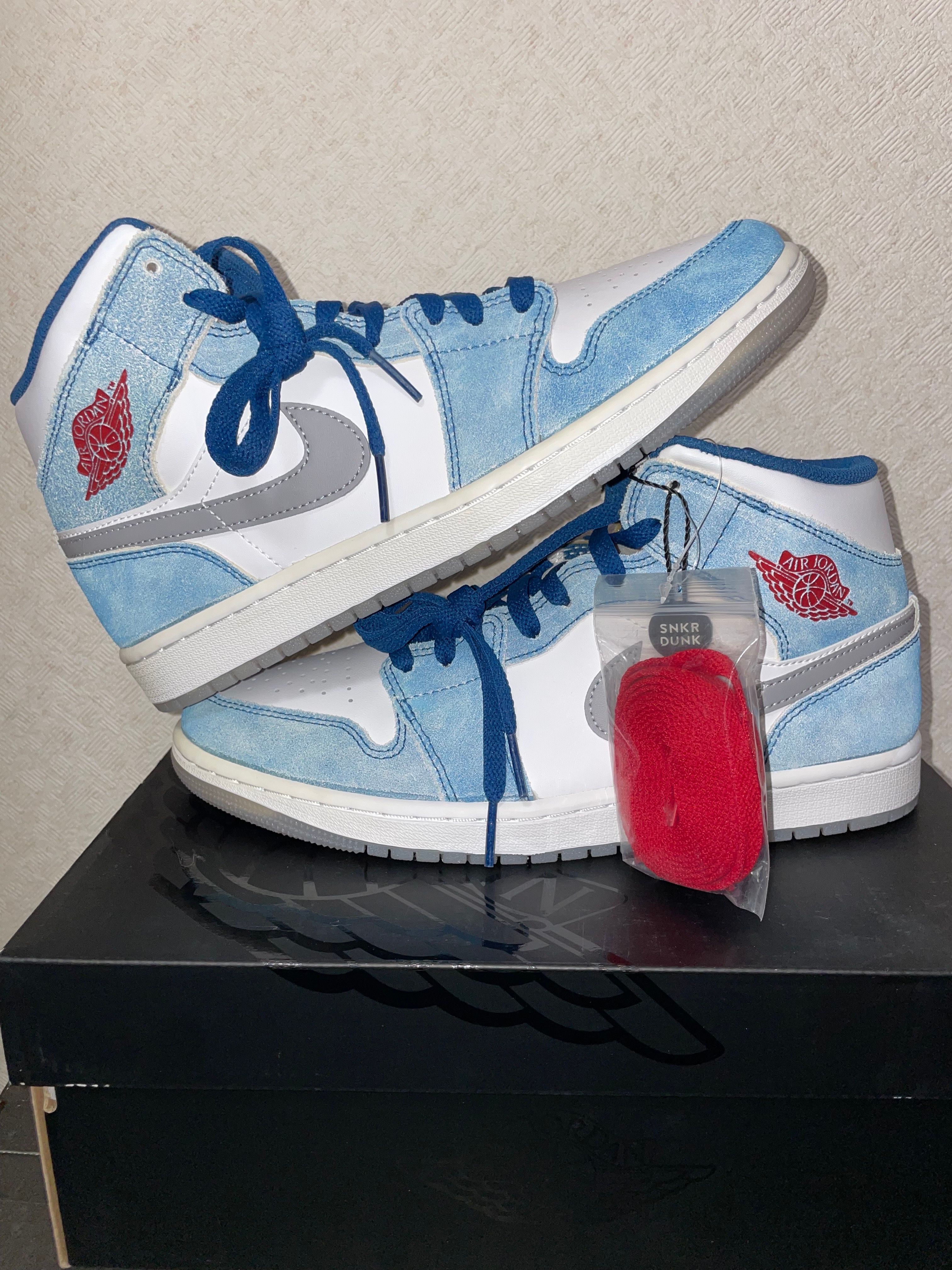 Nike Air Jordan 1 Mid SE "White/Hyper Royal/Red"