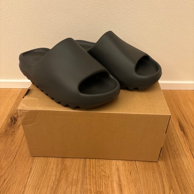 adidas YEEZY Slide "Dark Onyx"